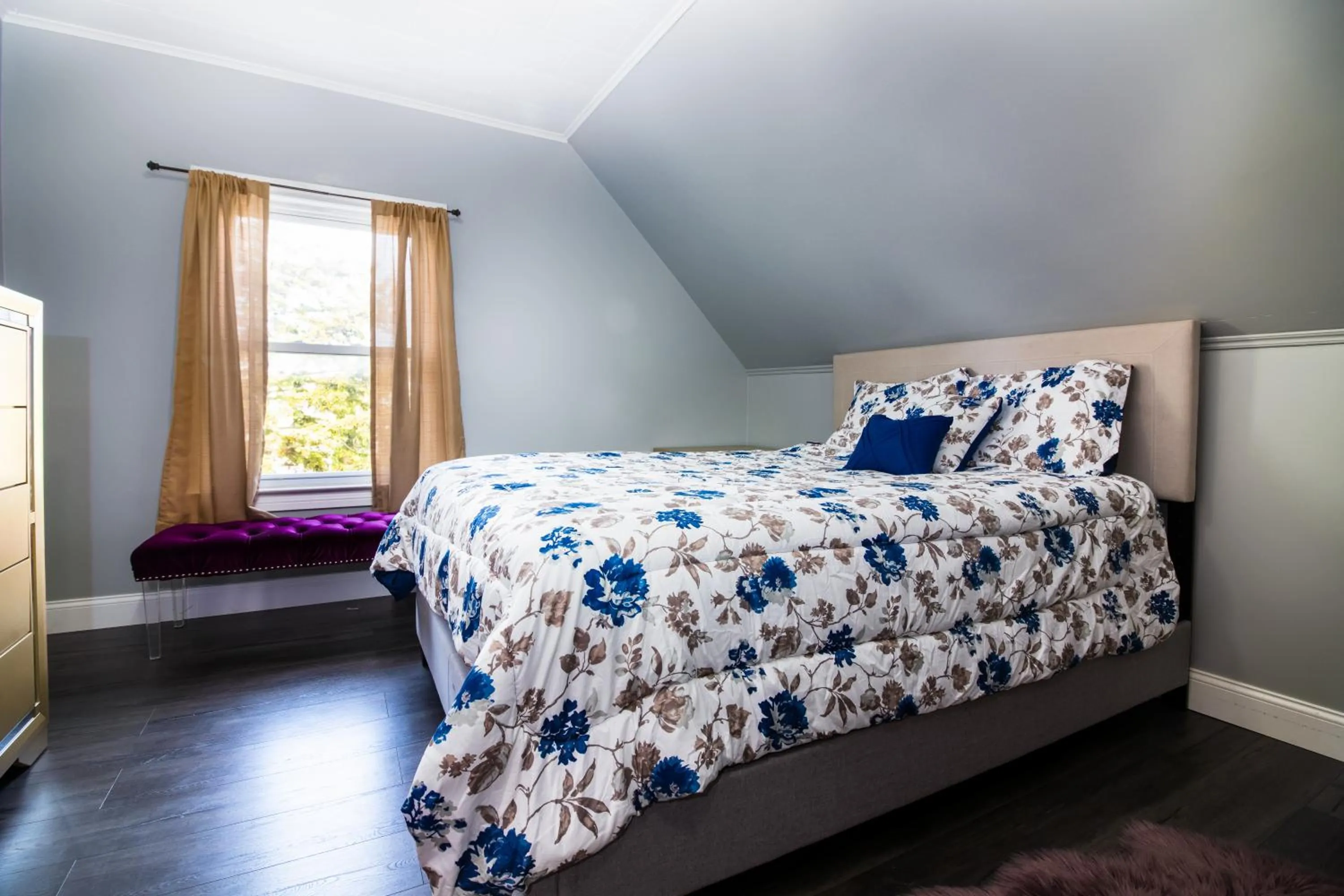 Bed in The Wheel of Fortune Duplex- 8BR Free Parking, Minutes From Falls & Casino