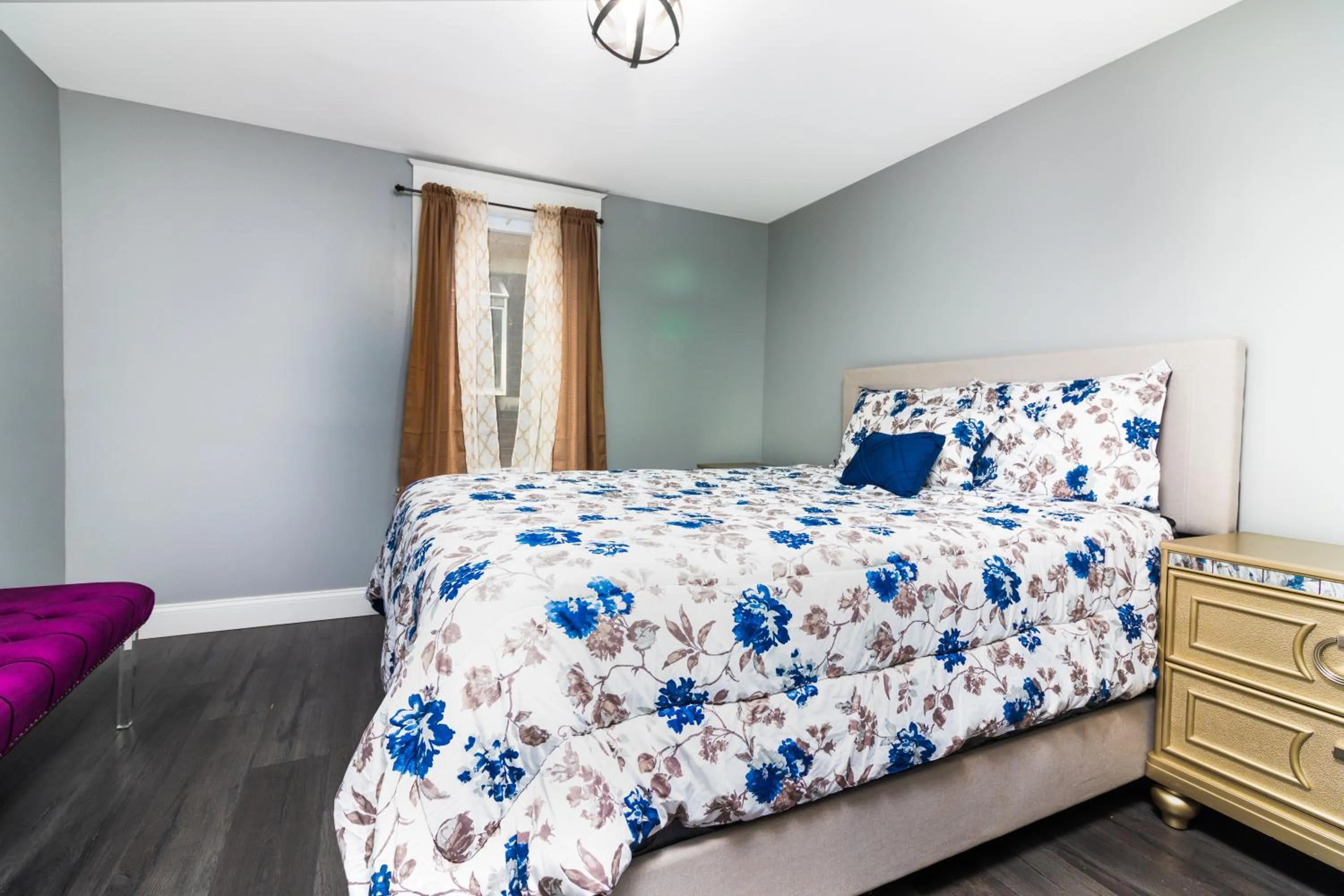 Bed in The Wheel of Fortune Duplex- 8BR Free Parking, Minutes From Falls & Casino