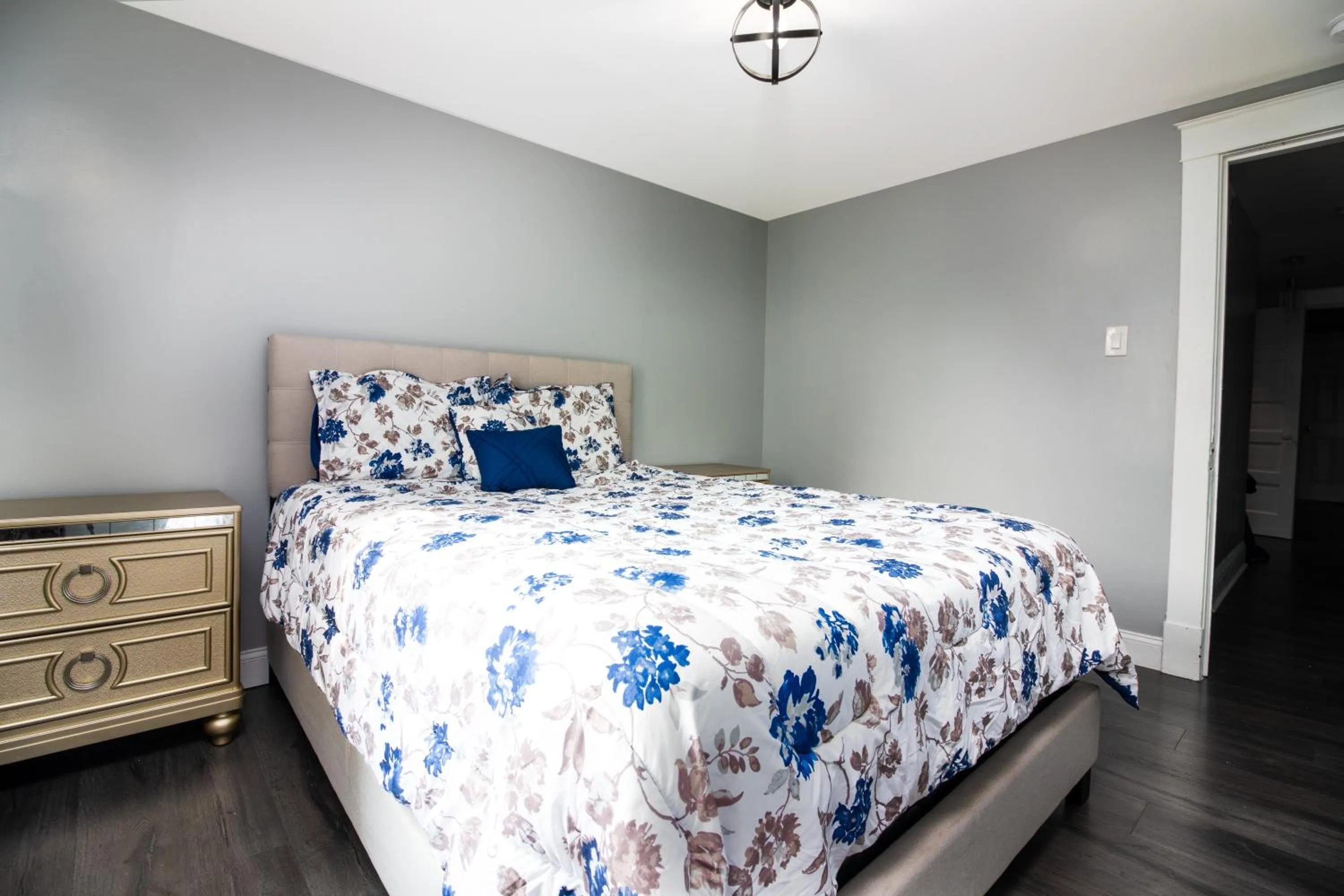 Bed in The Wheel of Fortune Duplex- 8BR Free Parking, Minutes From Falls & Casino