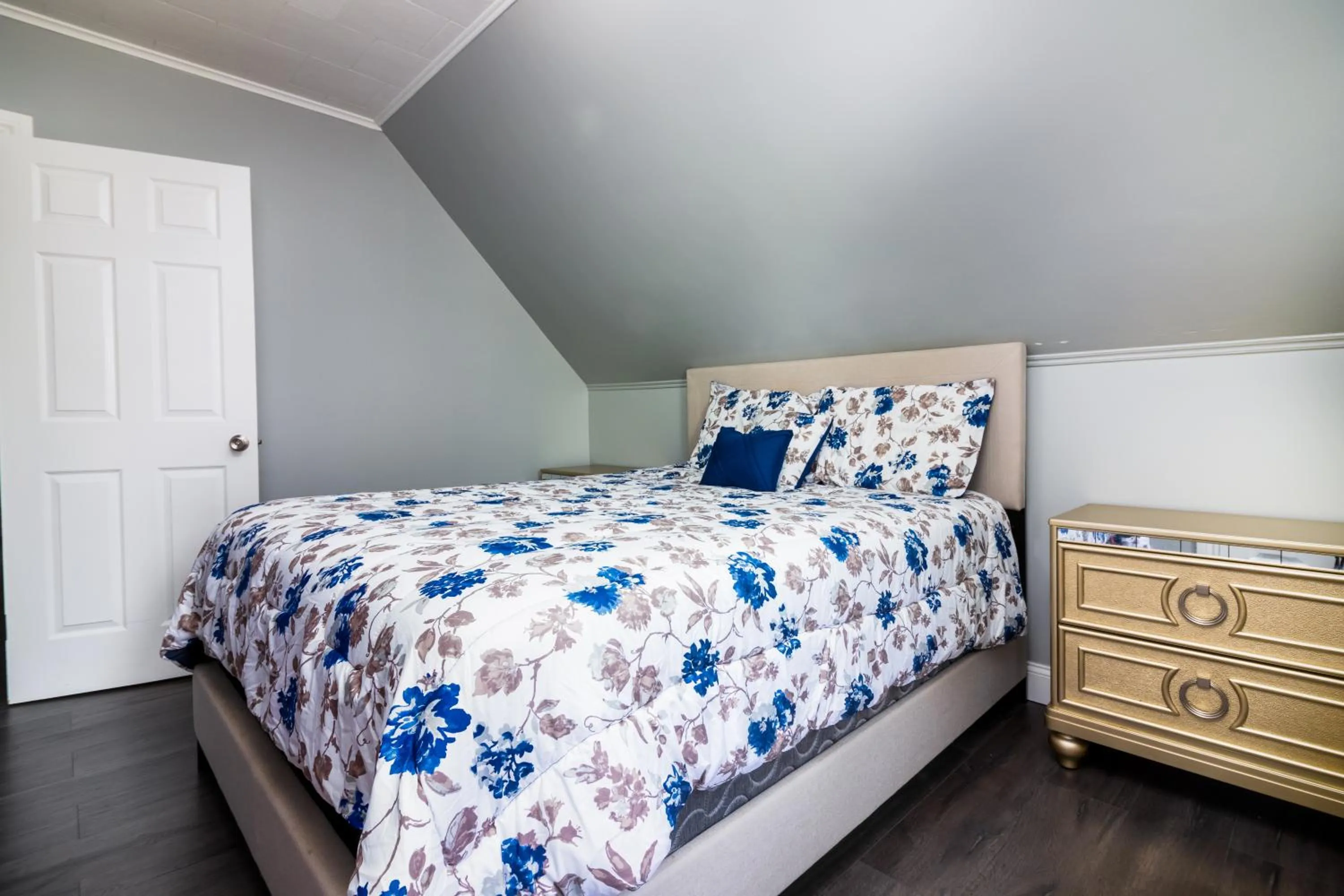 Bed in The Wheel of Fortune Duplex- 8BR Free Parking, Minutes From Falls & Casino