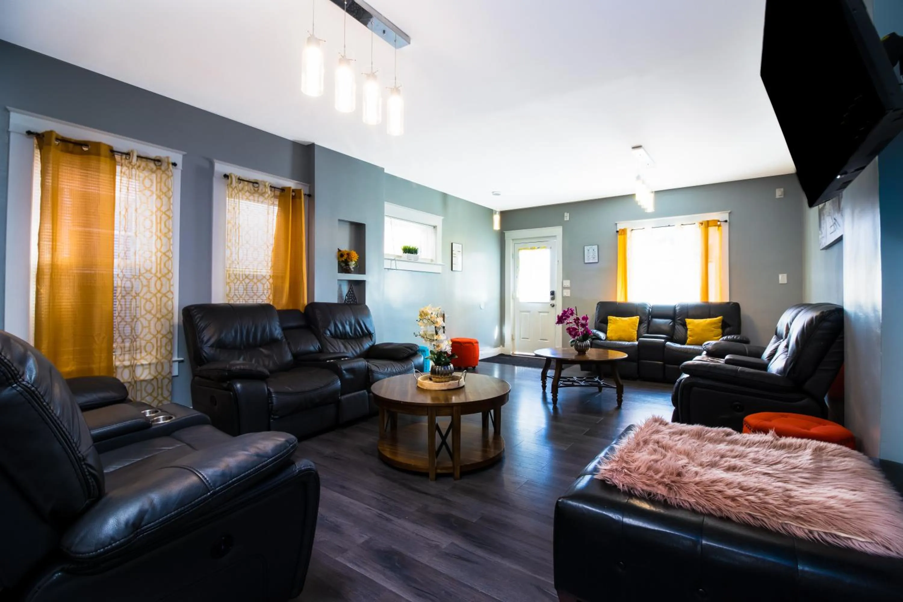 The Wheel of Fortune Duplex- 8BR Free Parking, Minutes From Falls & Casino