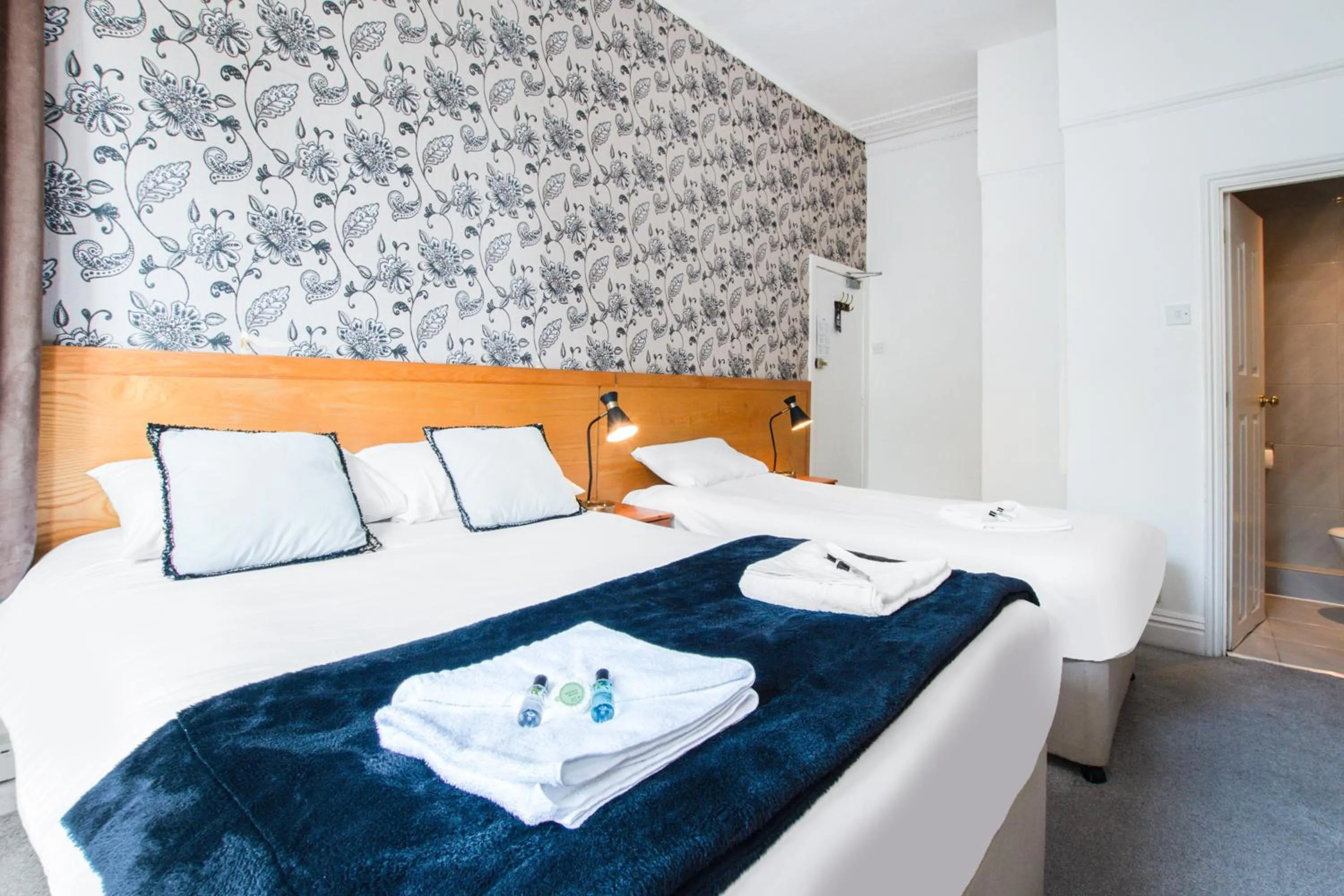 Photo of the whole room, Bed in OYO The Lodge Bournemouth