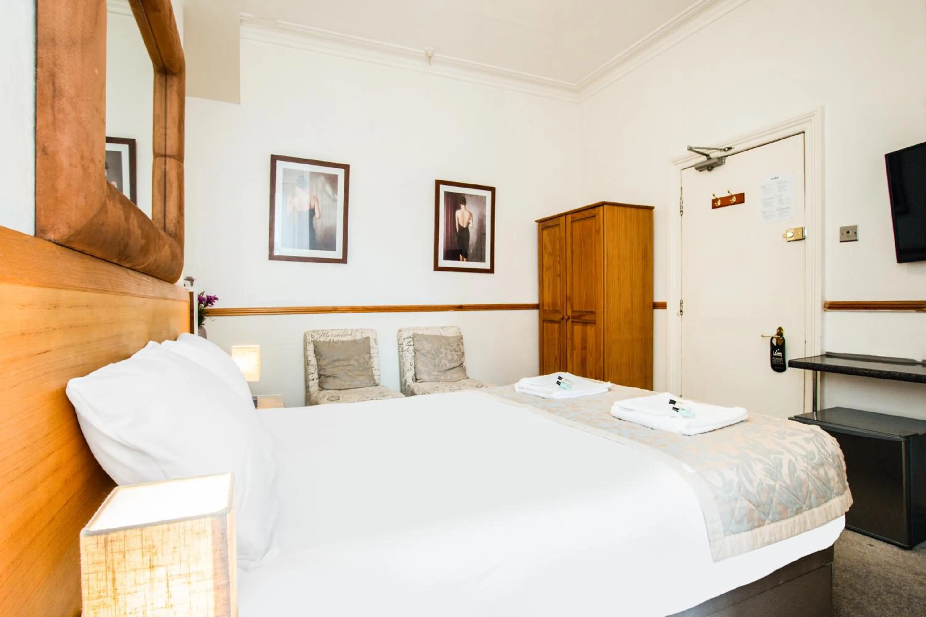 Bedroom, Bed in OYO The Lodge Bournemouth