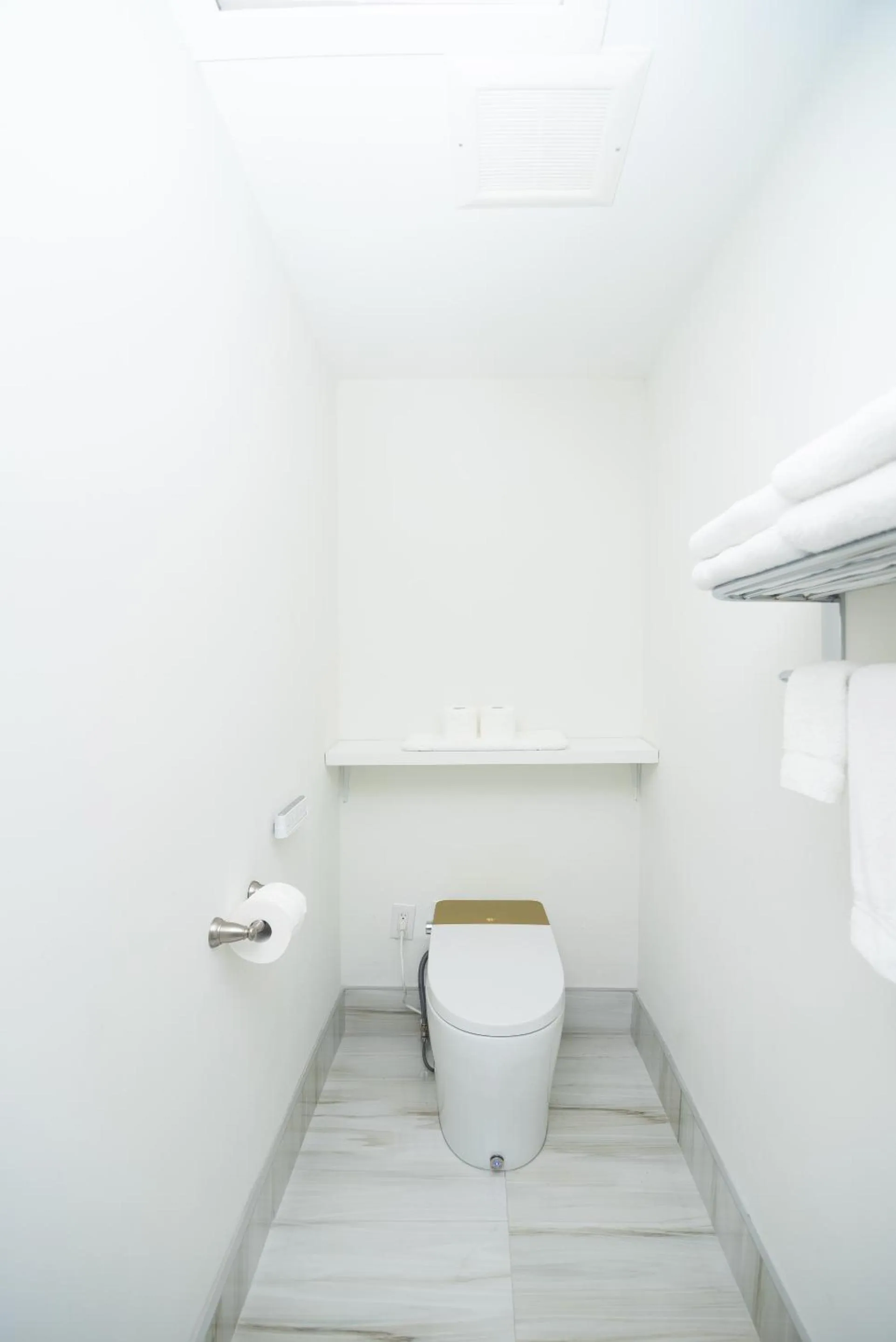 Toilet in Diplomat Inn
