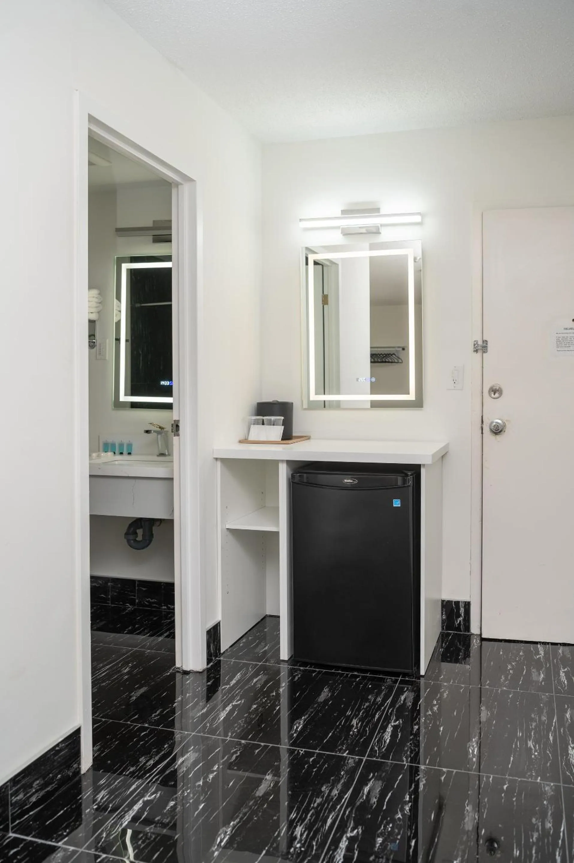 Toilet in Diplomat Inn