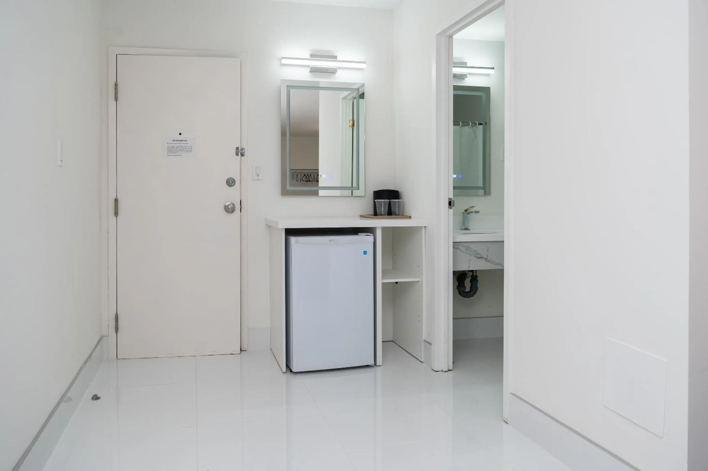 Toilet in Diplomat Inn