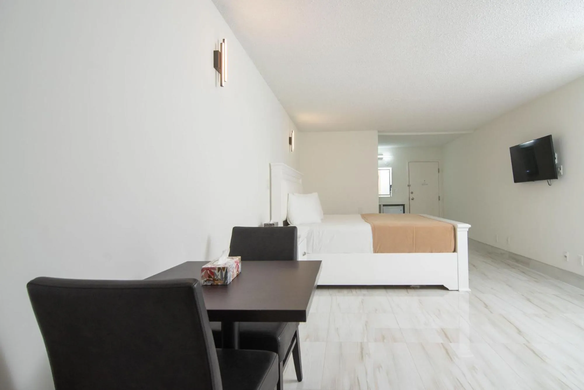 Photo of the whole room in Diplomat Inn