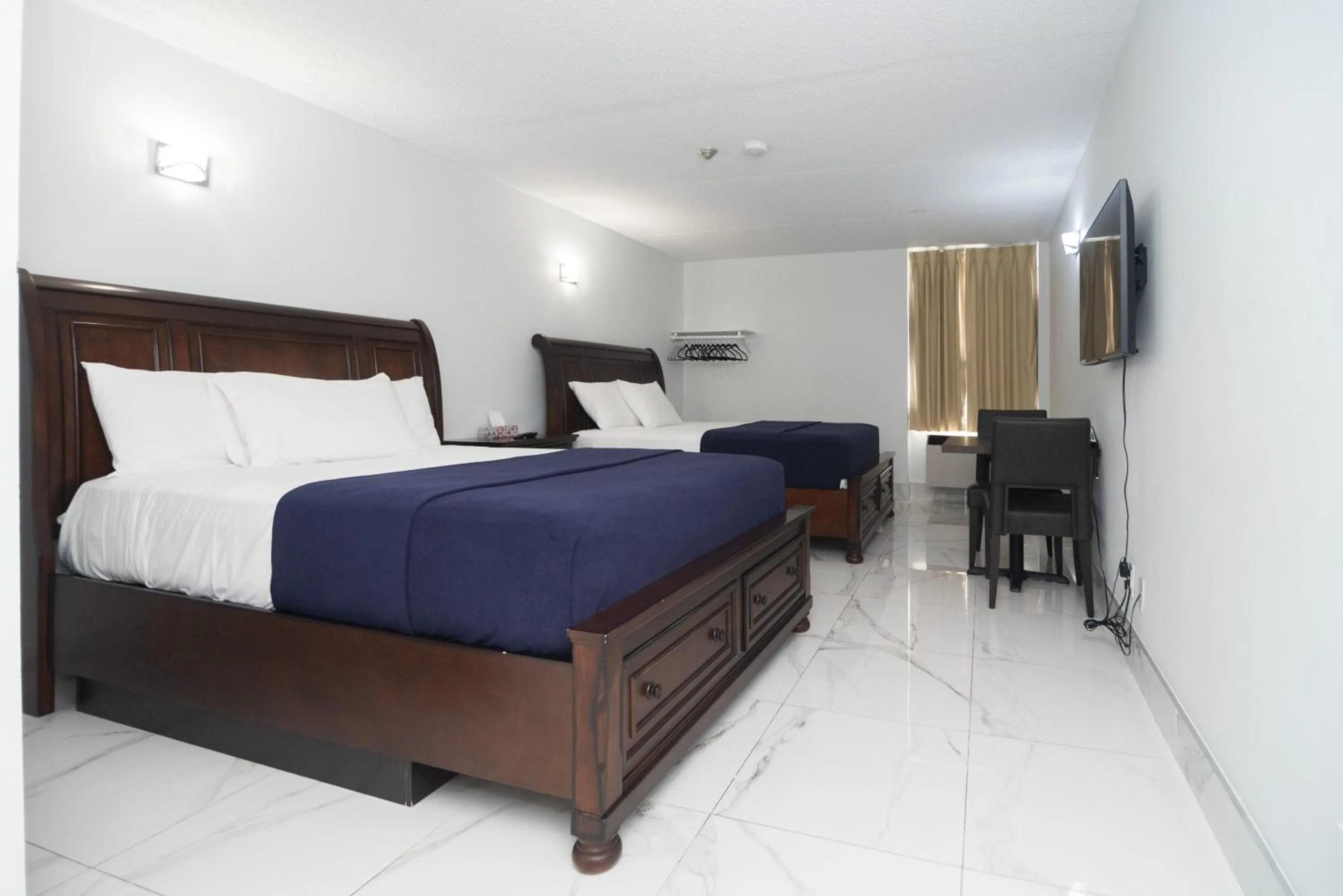 Bedroom, Bed in Diplomat Inn