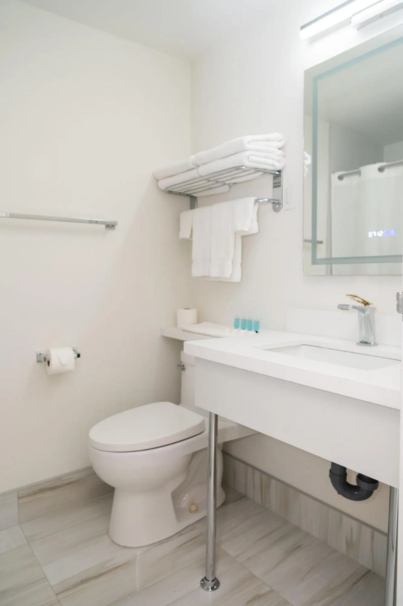 Toilet in Diplomat Inn