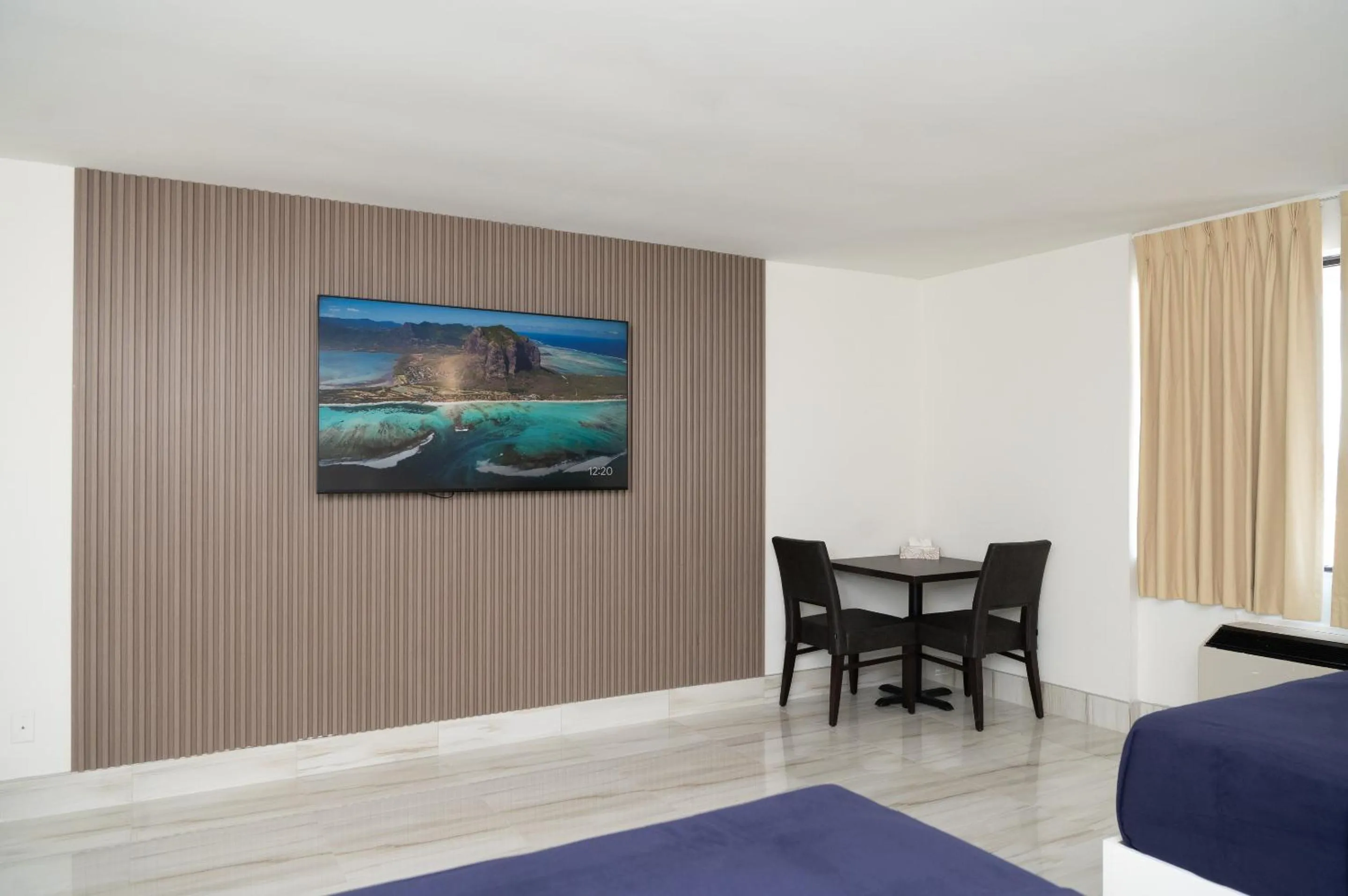 Bedroom, Bed in Diplomat Inn