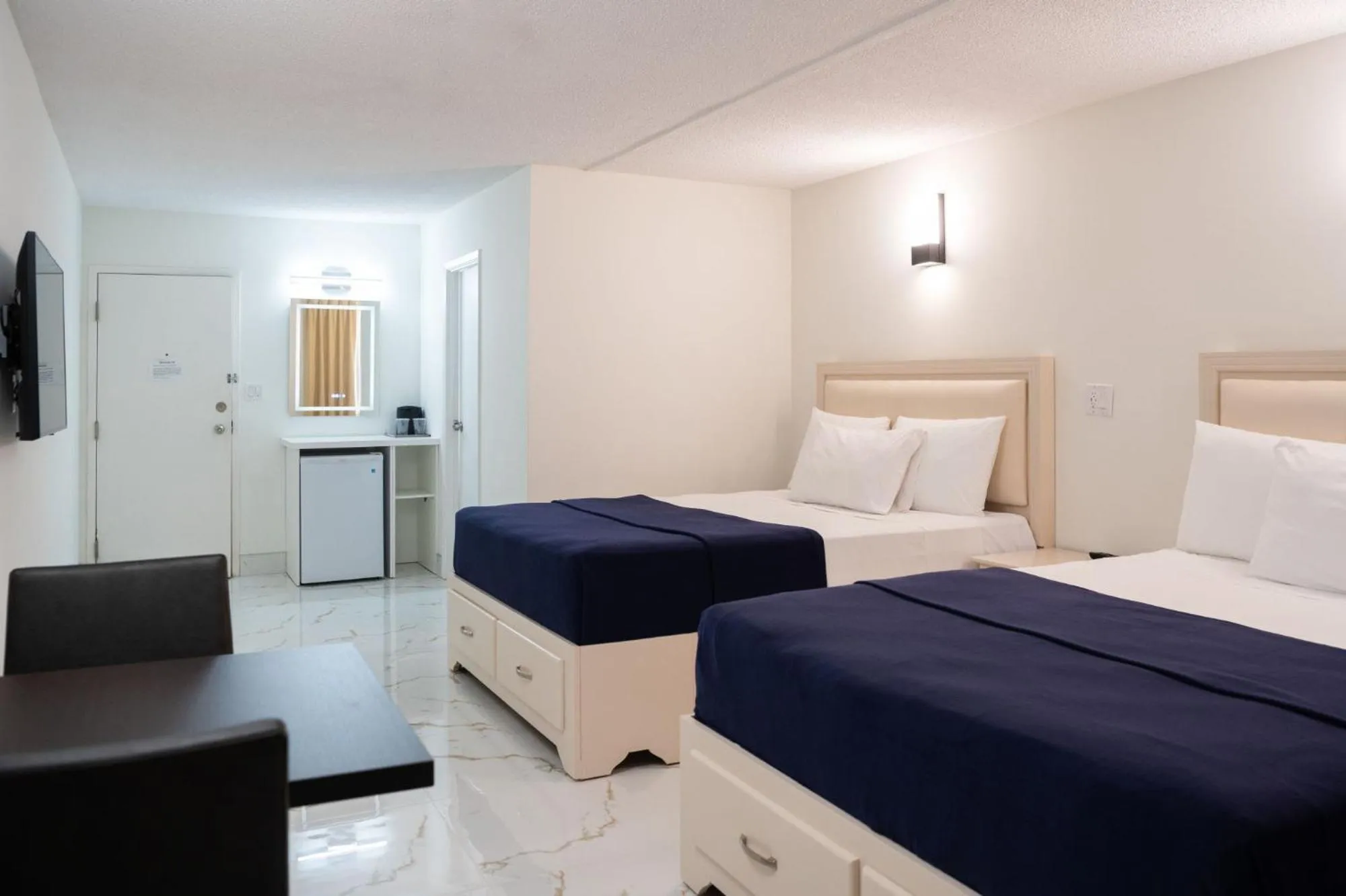 Photo of the whole room, Bed in Diplomat Inn