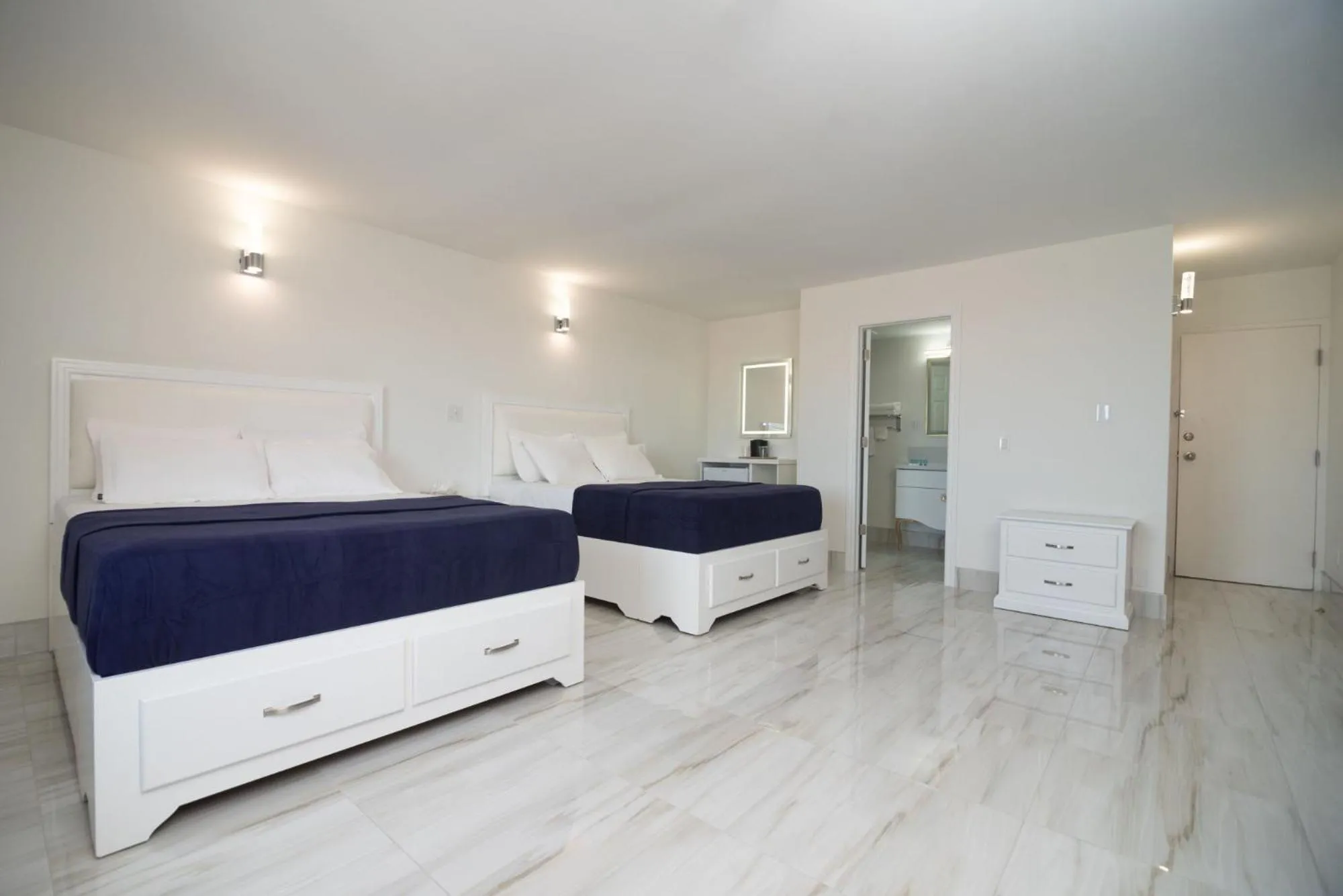 Property building, Bed in Diplomat Inn