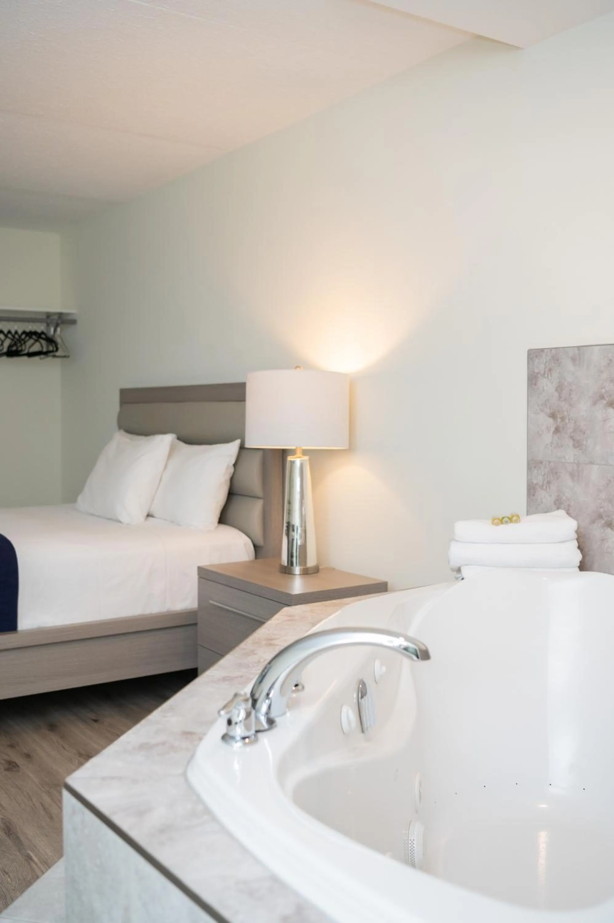 Bath, Bed in Diplomat Inn