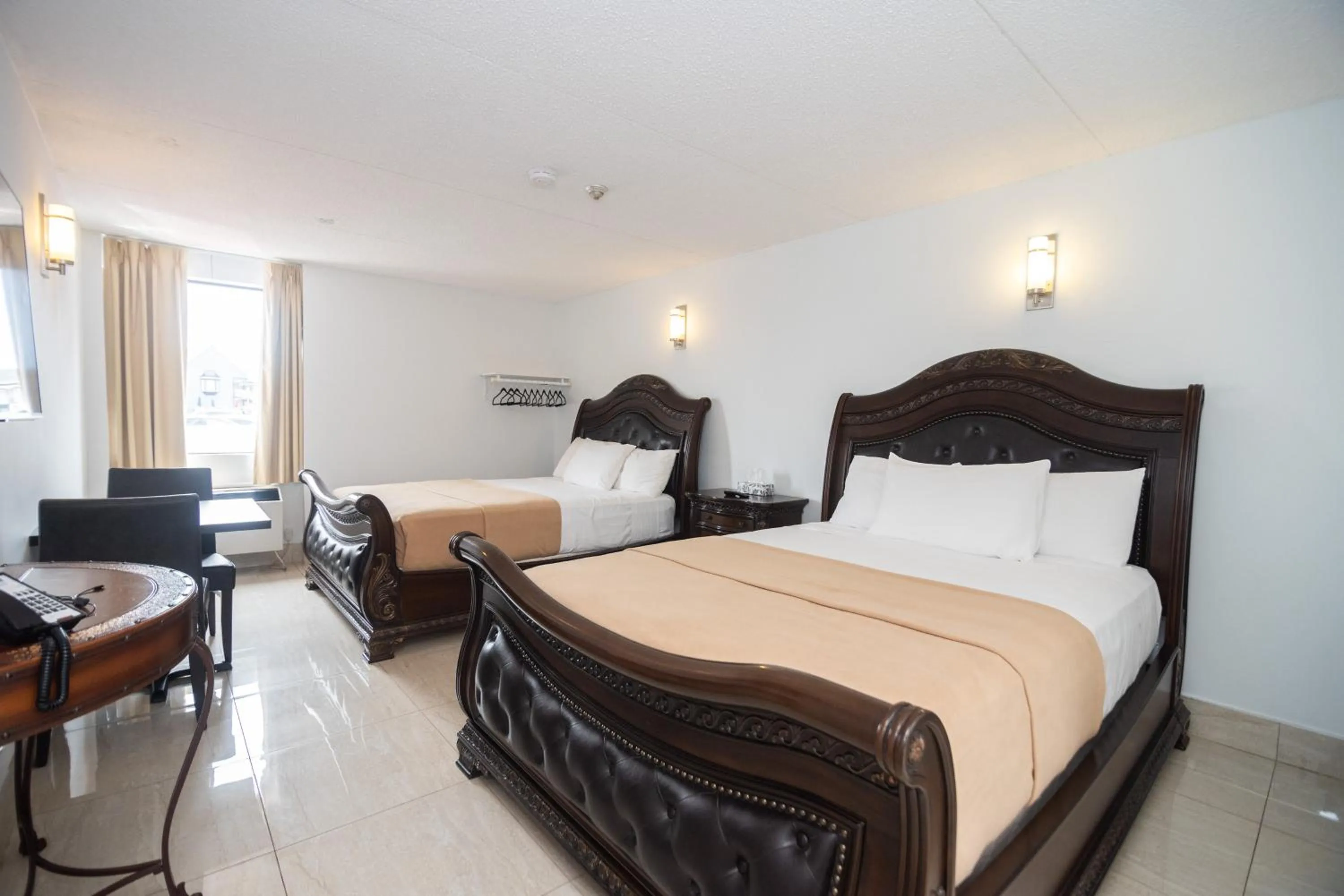 Photo of the whole room, Bed in Diplomat Inn