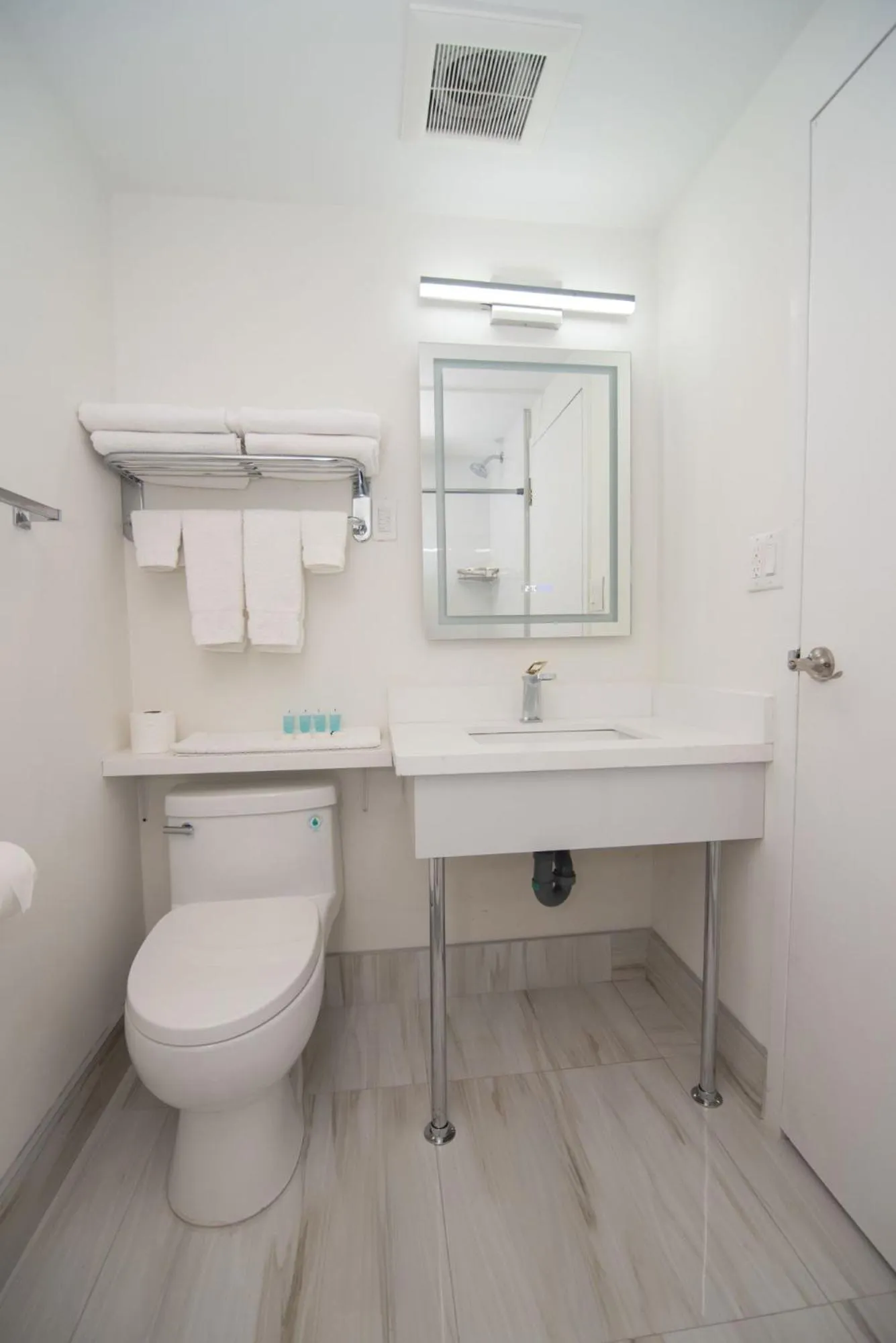 Bathroom in Diplomat Inn