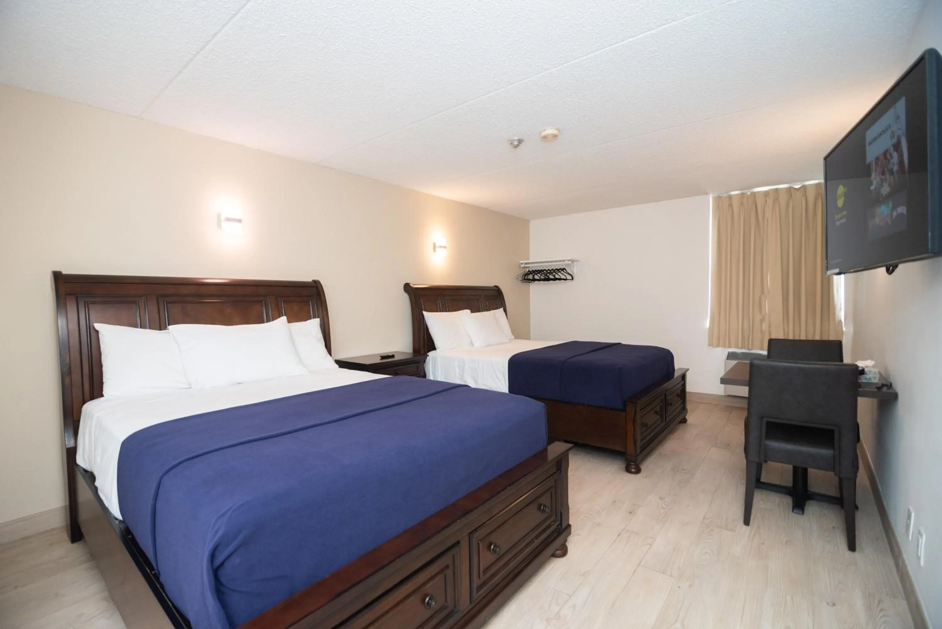 Photo of the whole room, Bed in Diplomat Inn