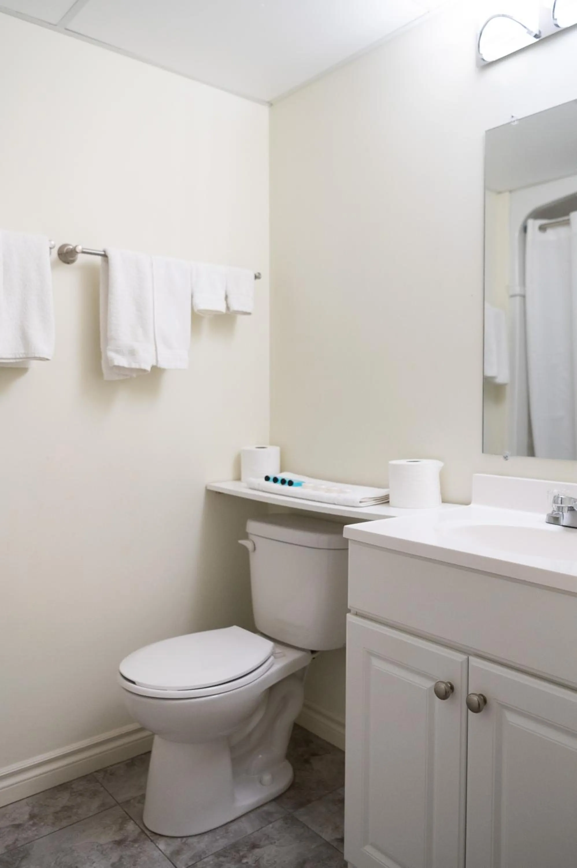 Toilet in Diplomat Inn