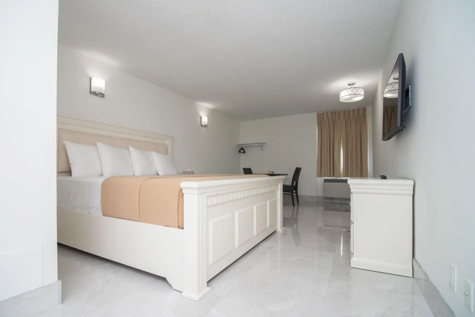 Photo of the whole room, Bed in Diplomat Inn