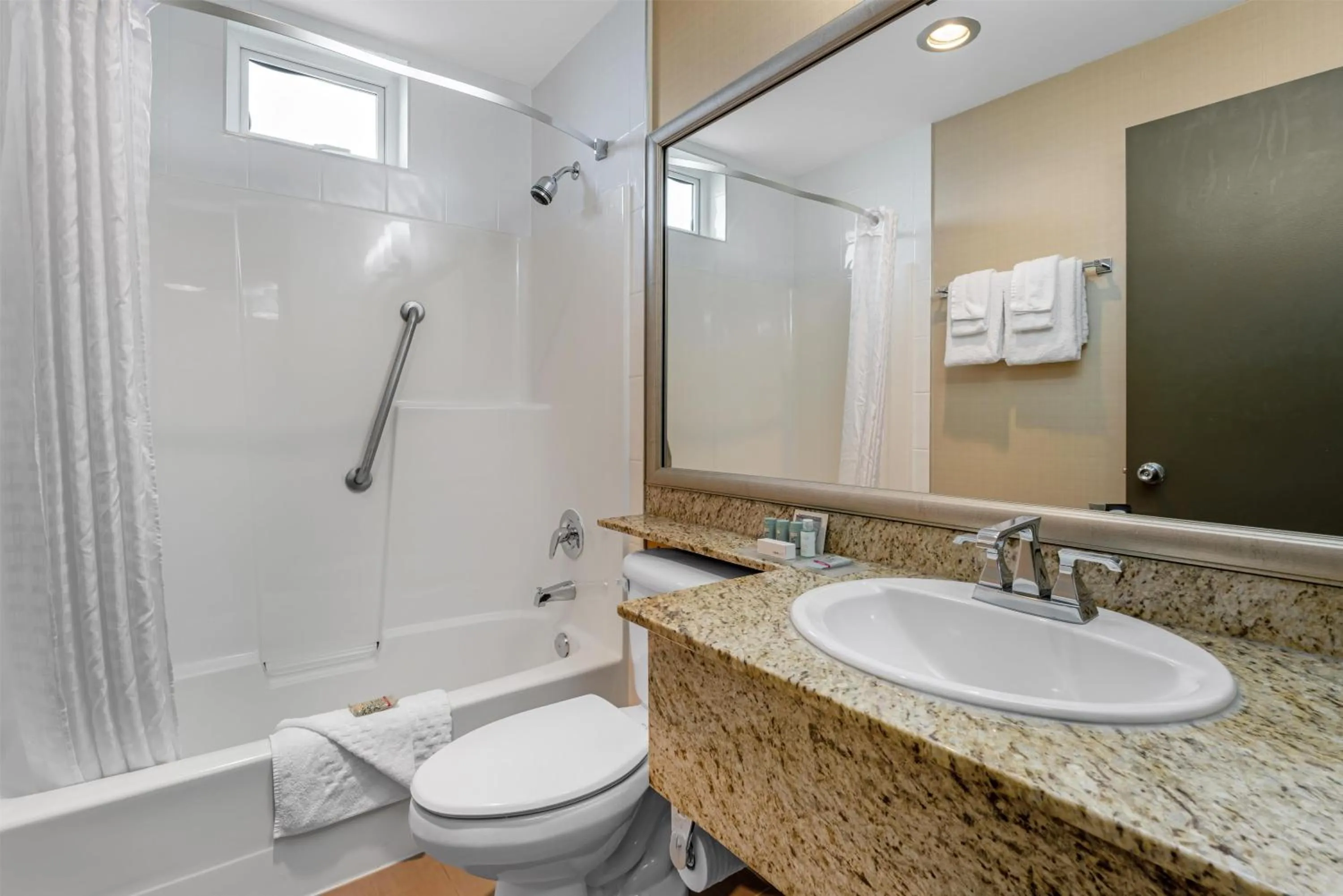 Bathroom in Best Western King George Inn & Suites