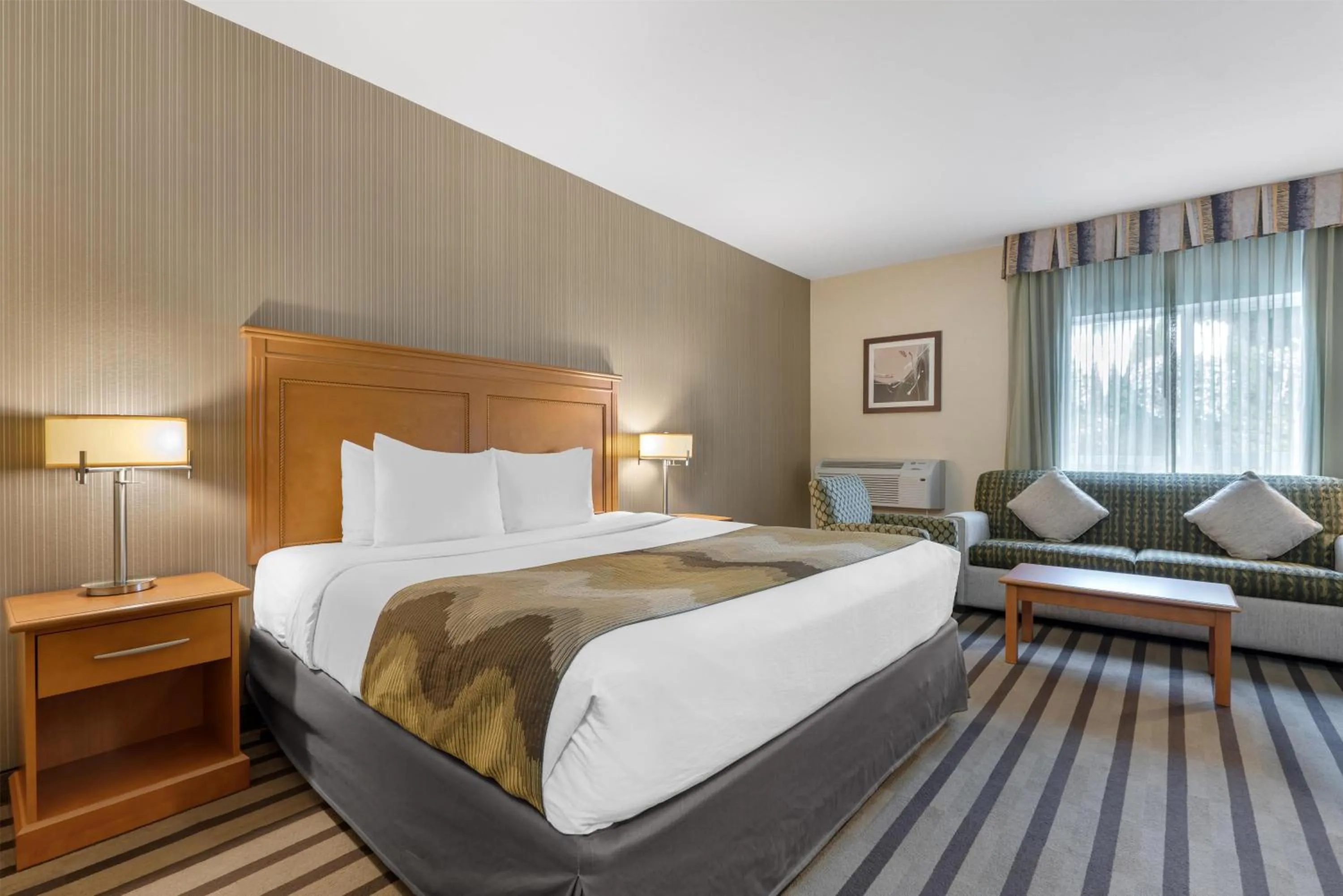 Bedroom, Bed in Best Western King George Inn & Suites