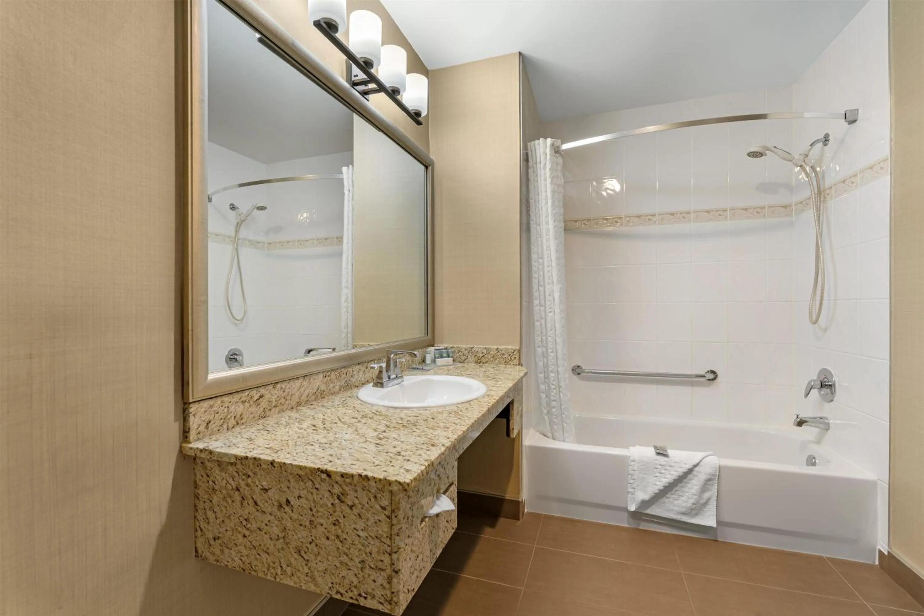 Bathroom in Best Western King George Inn & Suites