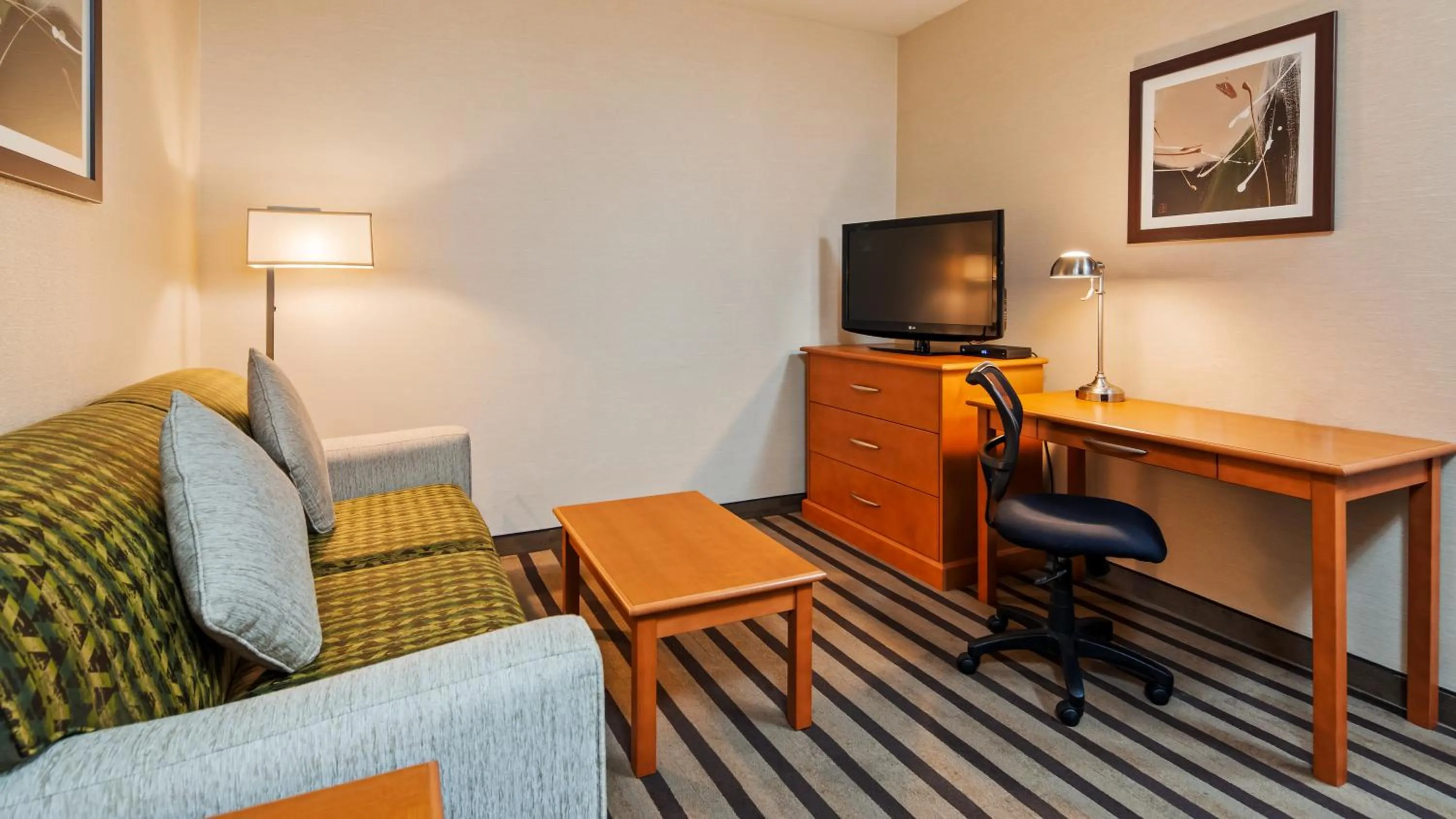 TV and multimedia in Best Western King George Inn & Suites