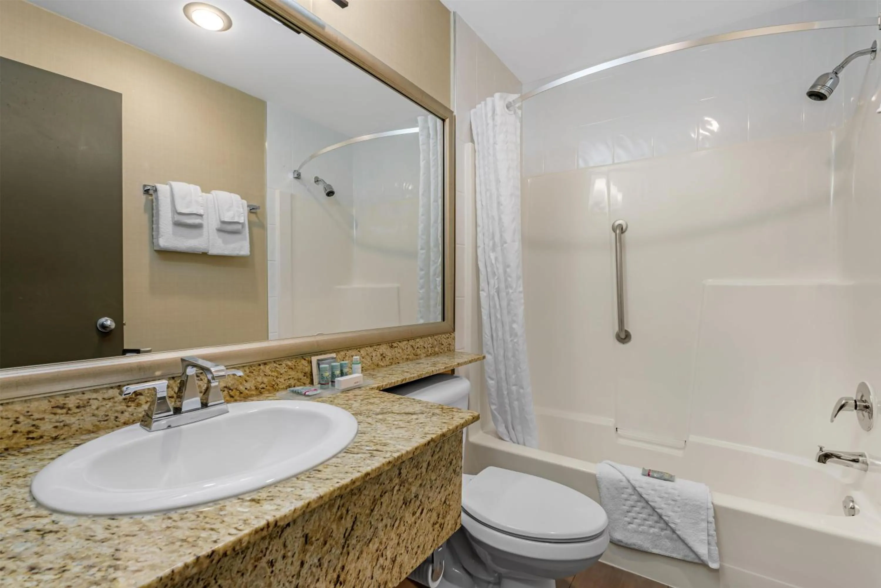 Bathroom in Best Western King George Inn & Suites