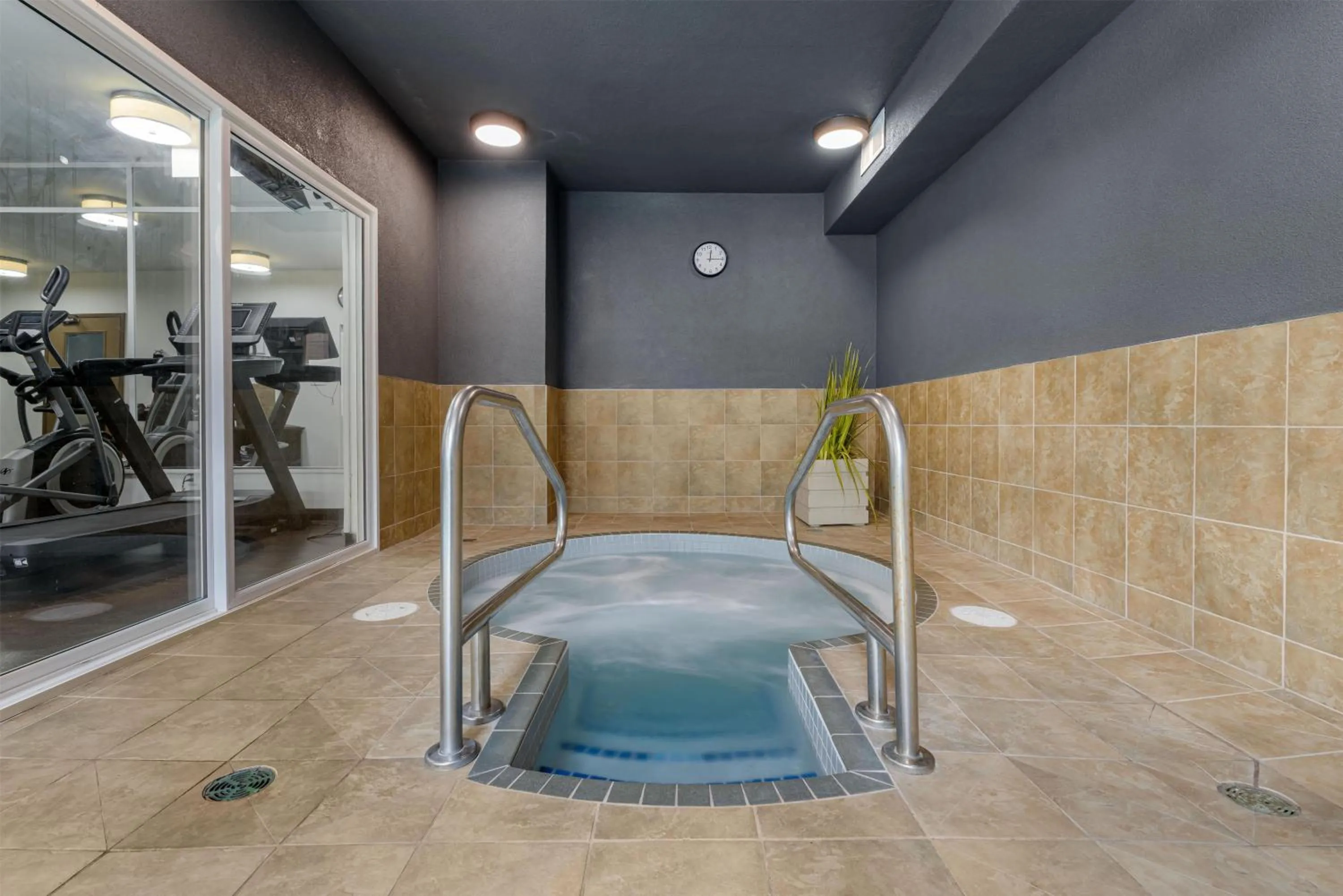 Pool view in Best Western King George Inn & Suites