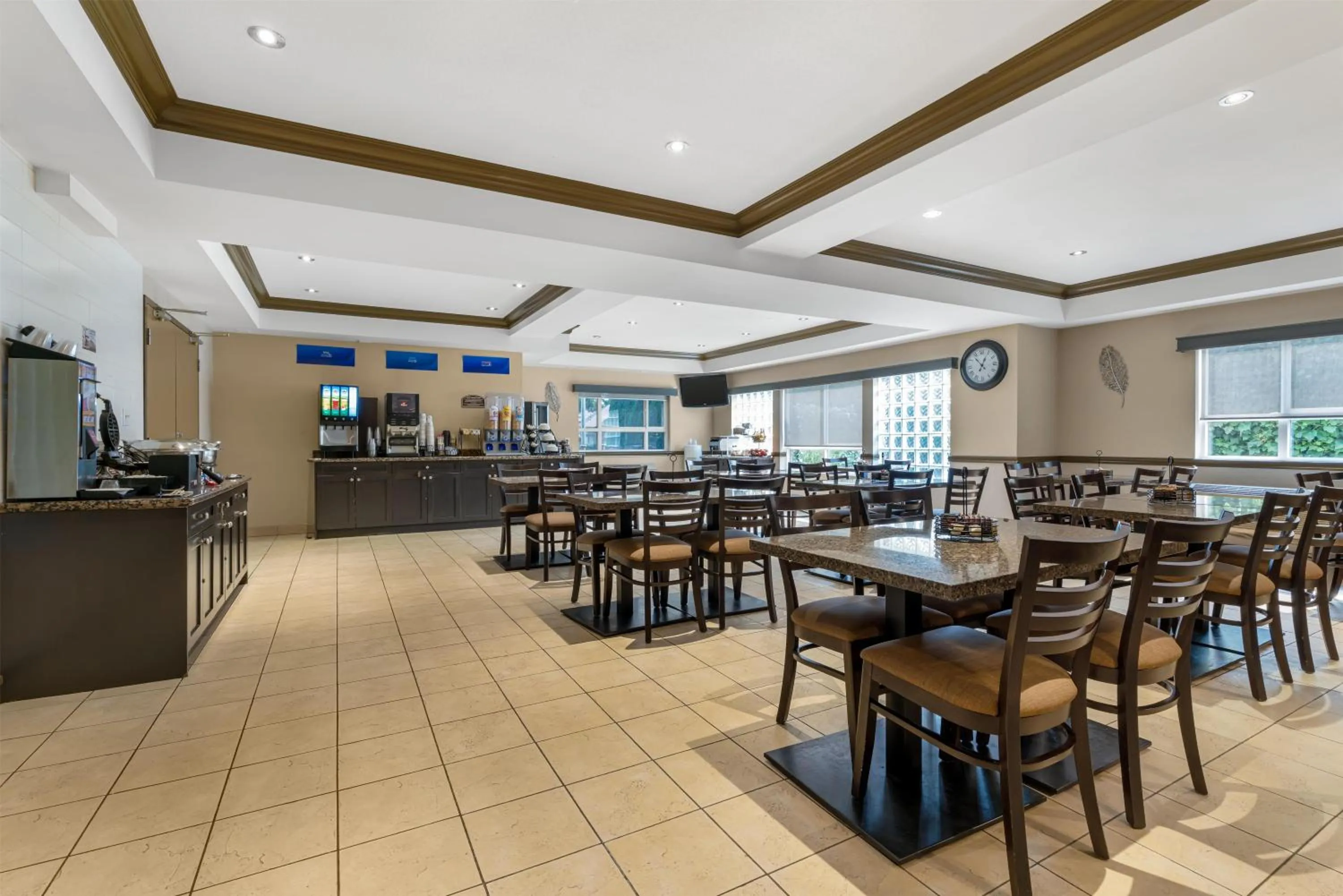 Breakfast in Best Western King George Inn & Suites