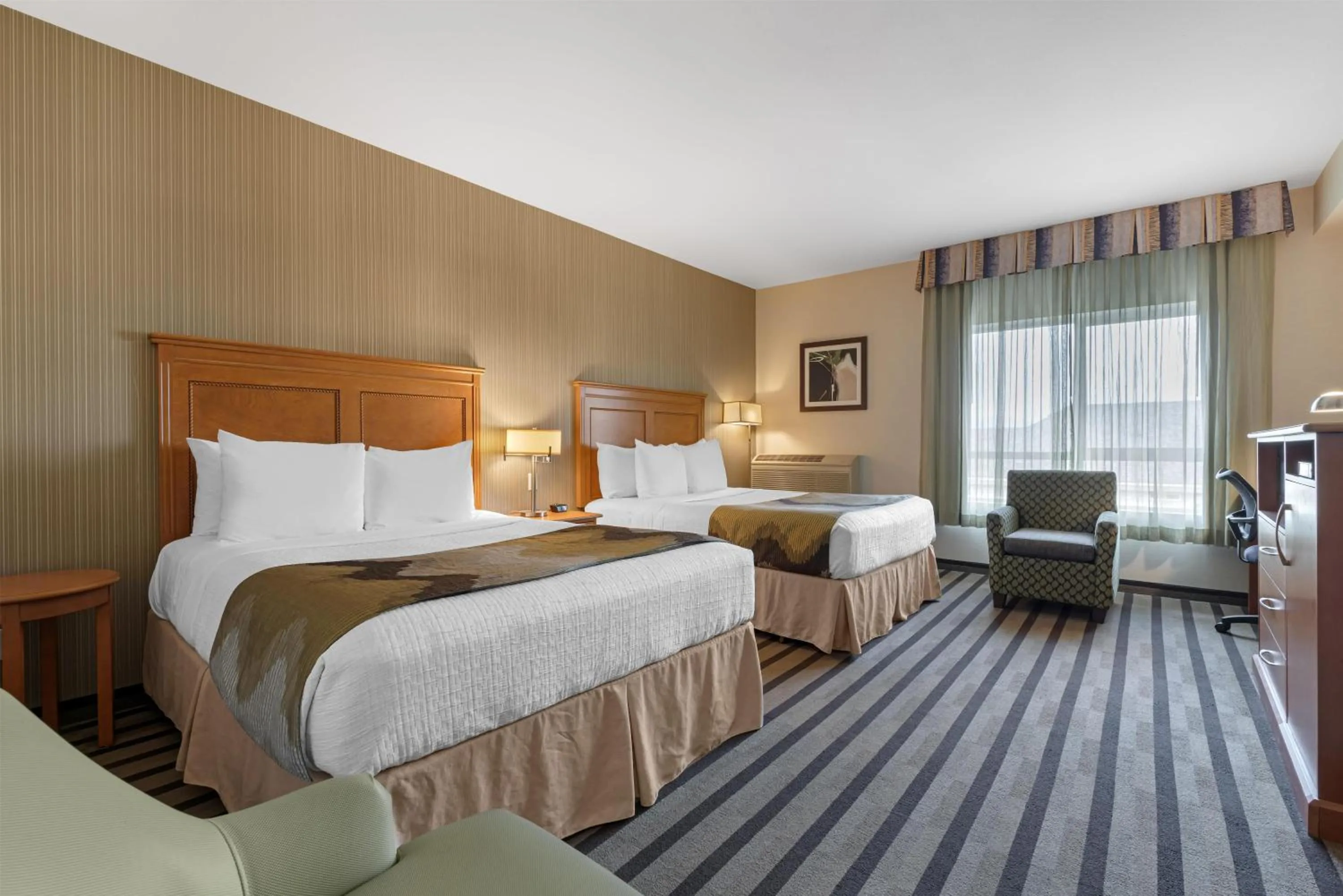 Bedroom, Bed in Best Western King George Inn & Suites