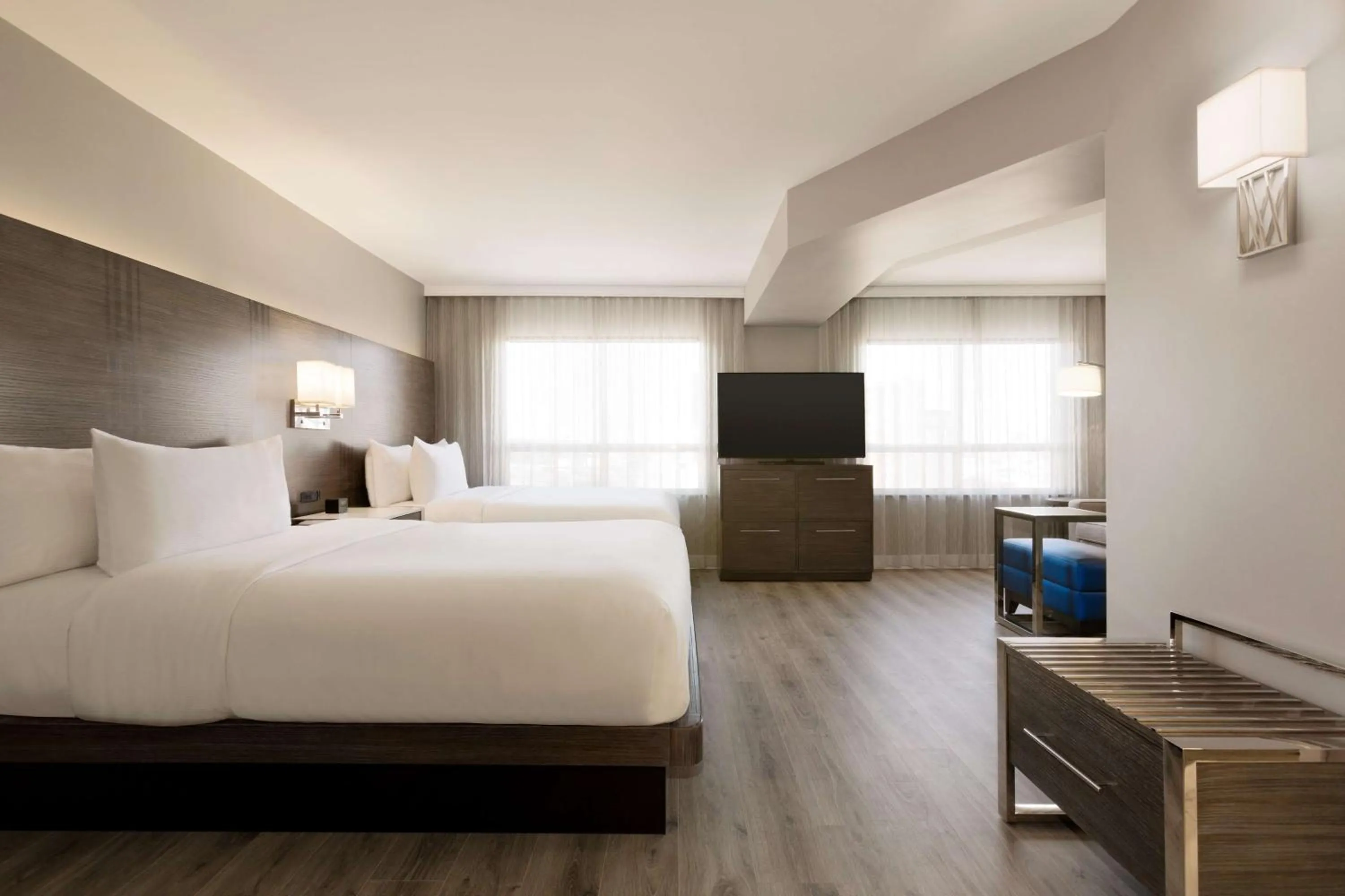 Bedroom, Bed in Embassy Suites By Hilton Toronto Airport