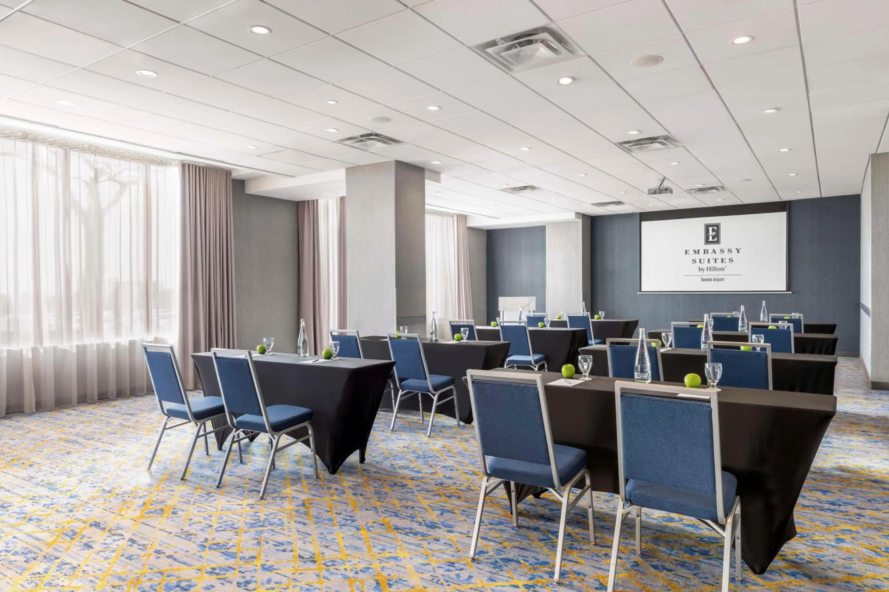 Meeting/conference room in Embassy Suites By Hilton Toronto Airport
