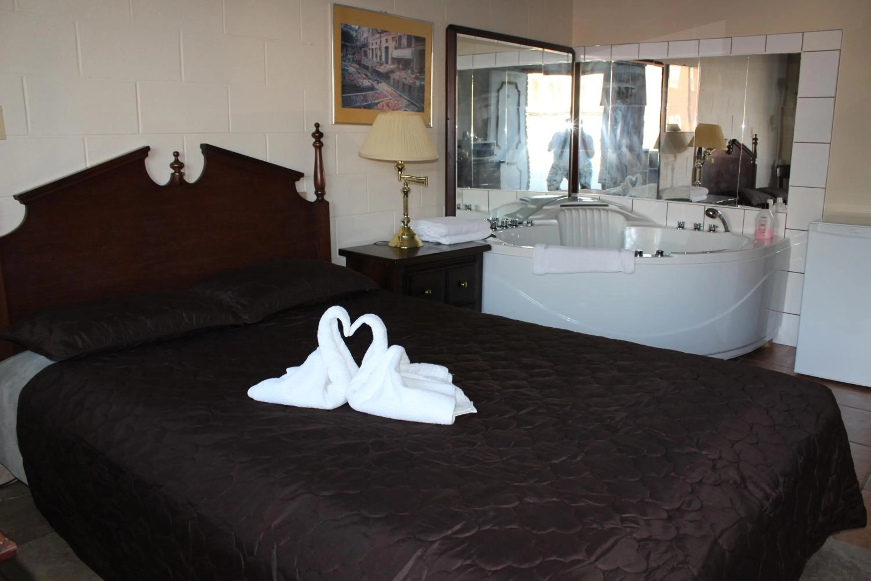 Photo of the whole room, Bed in Ritz Inn Niagara