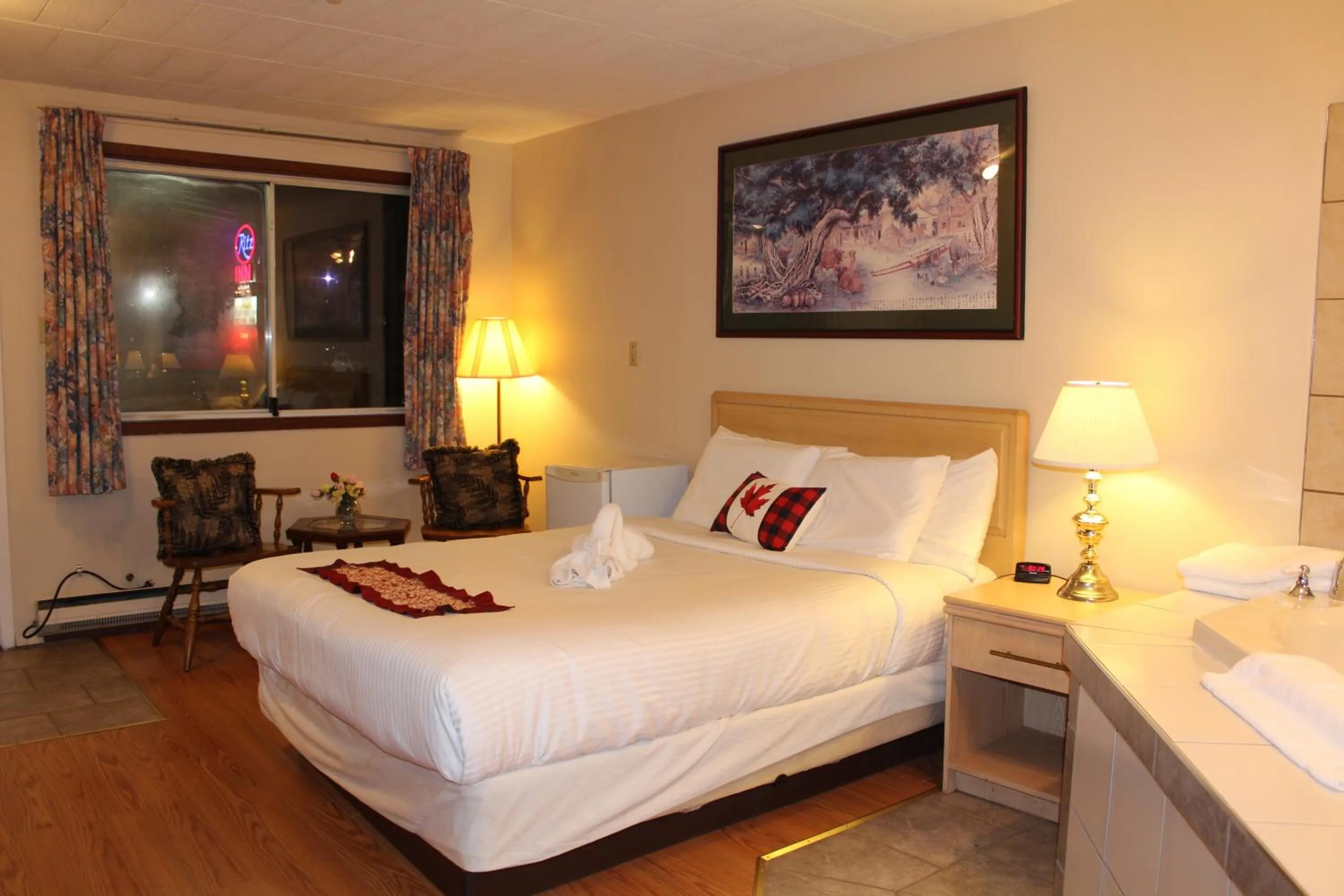 View (from property/room), Bed in Ritz Inn Niagara