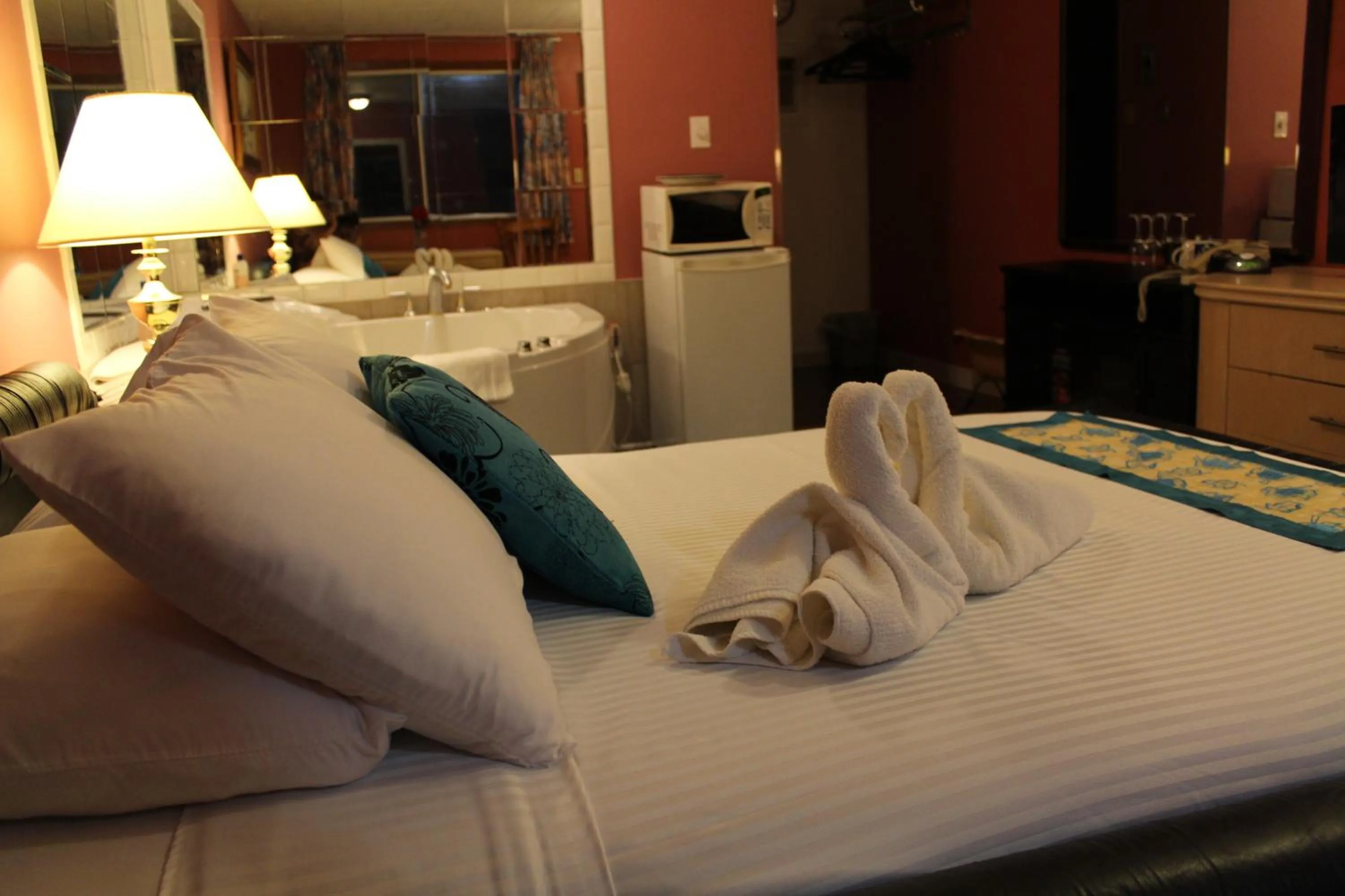 Bed in Ritz Inn Niagara