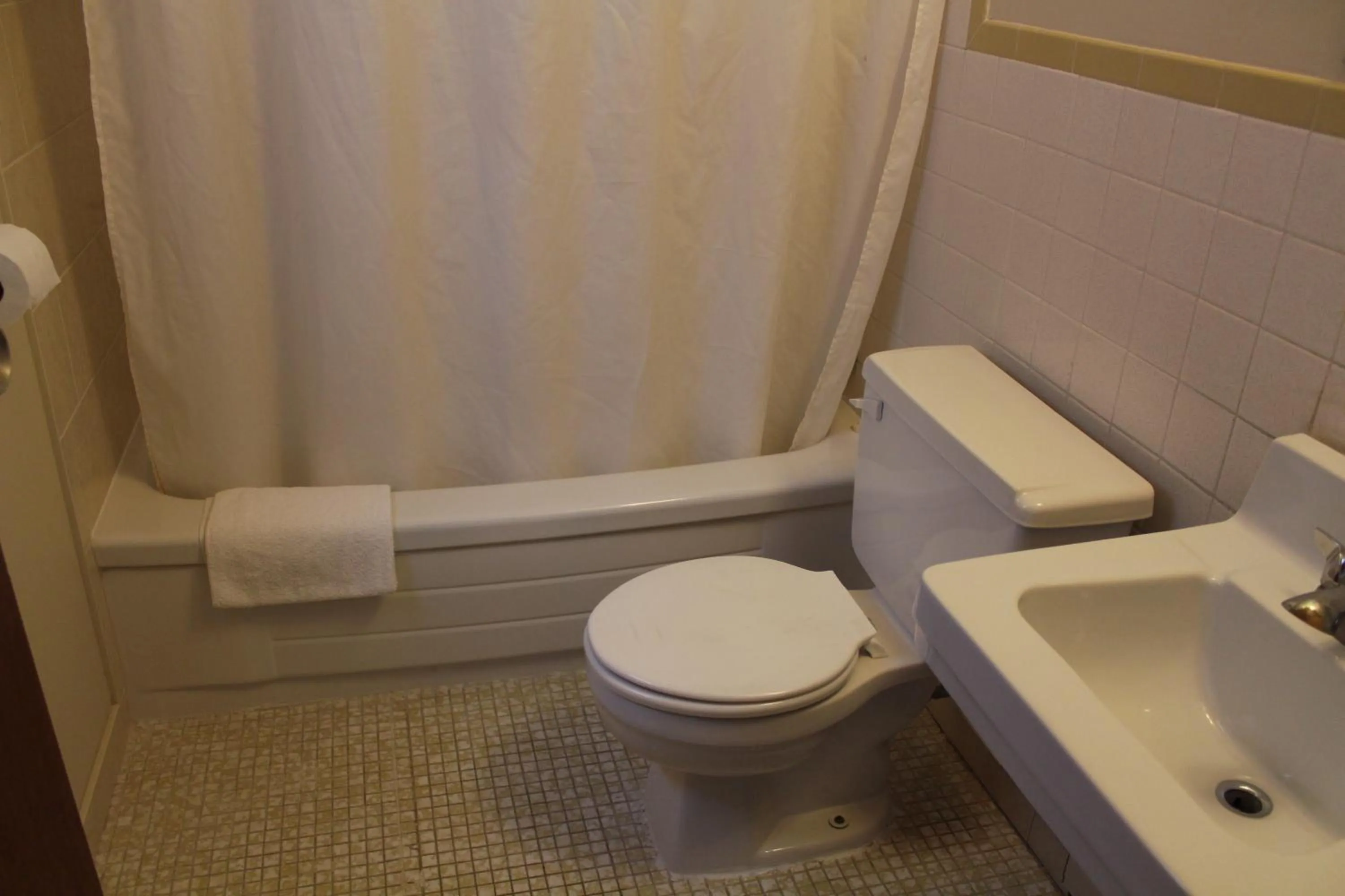 Bathroom in Ritz Inn Niagara