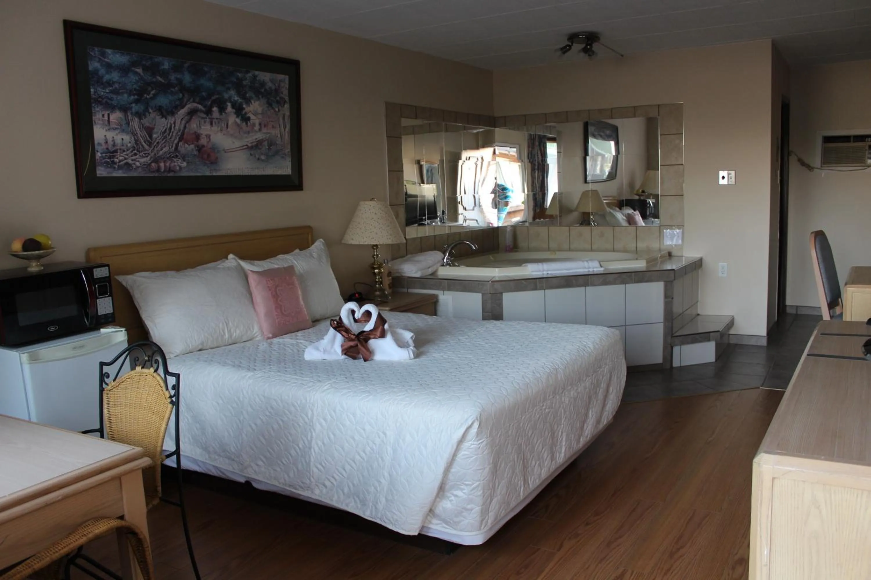 Photo of the whole room, Bed in Ritz Inn Niagara