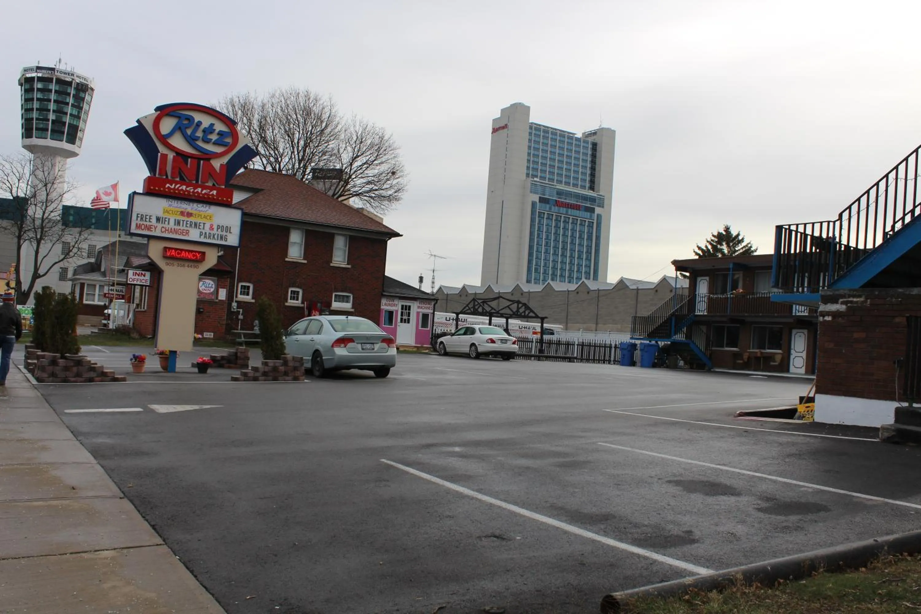 Facade/entrance in Ritz Inn Niagara