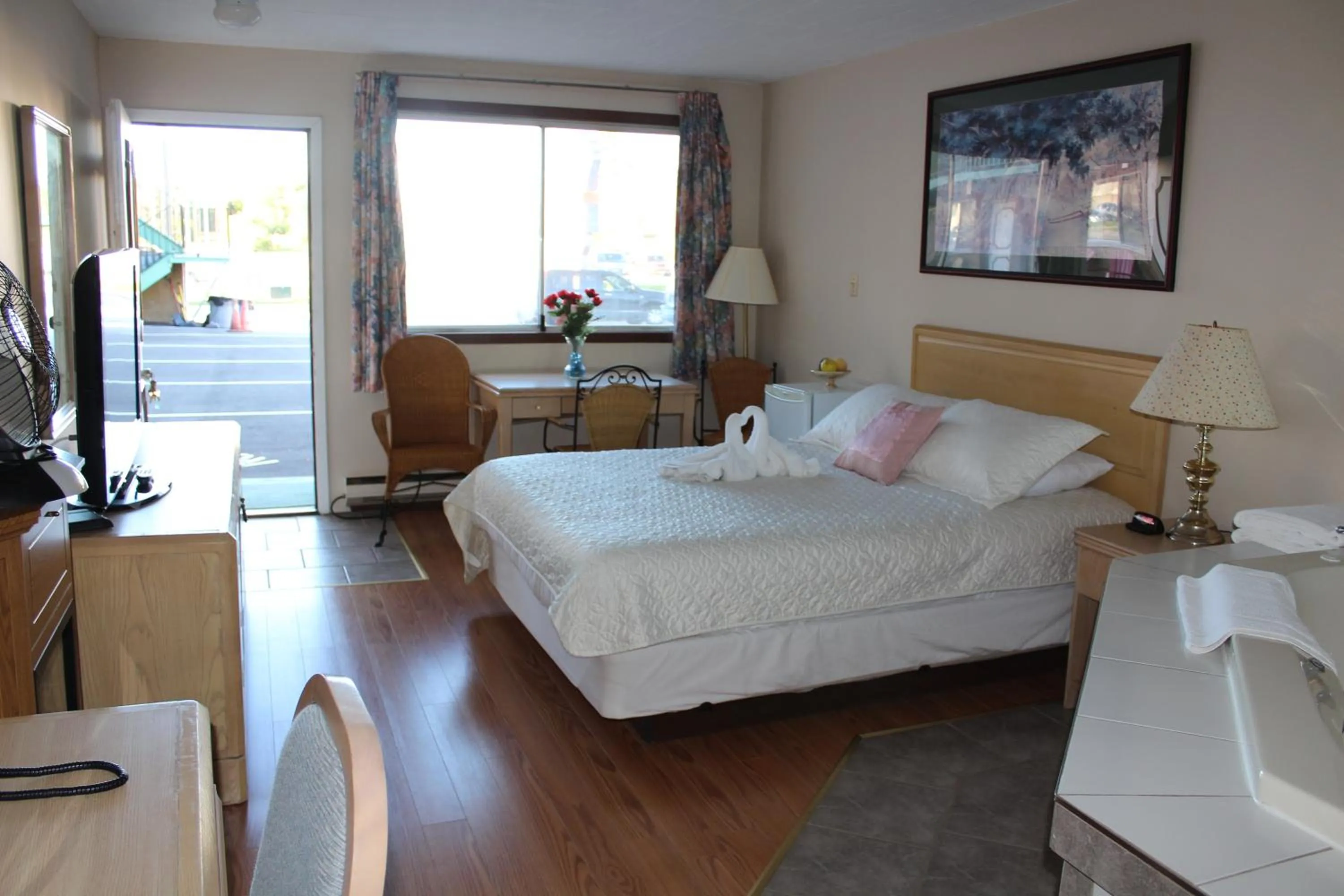 Photo of the whole room, Bed in Ritz Inn Niagara