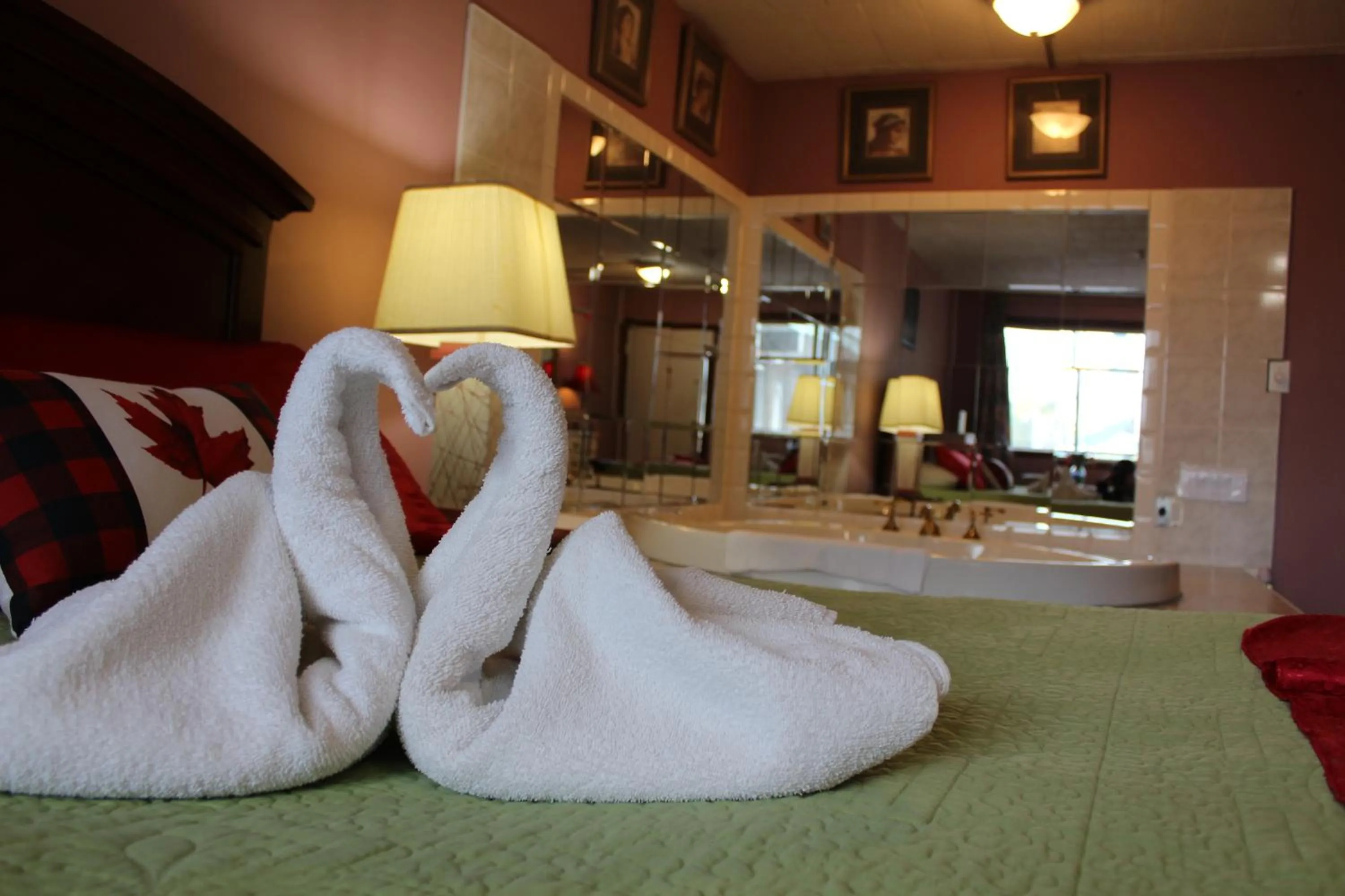 Bed in Ritz Inn Niagara