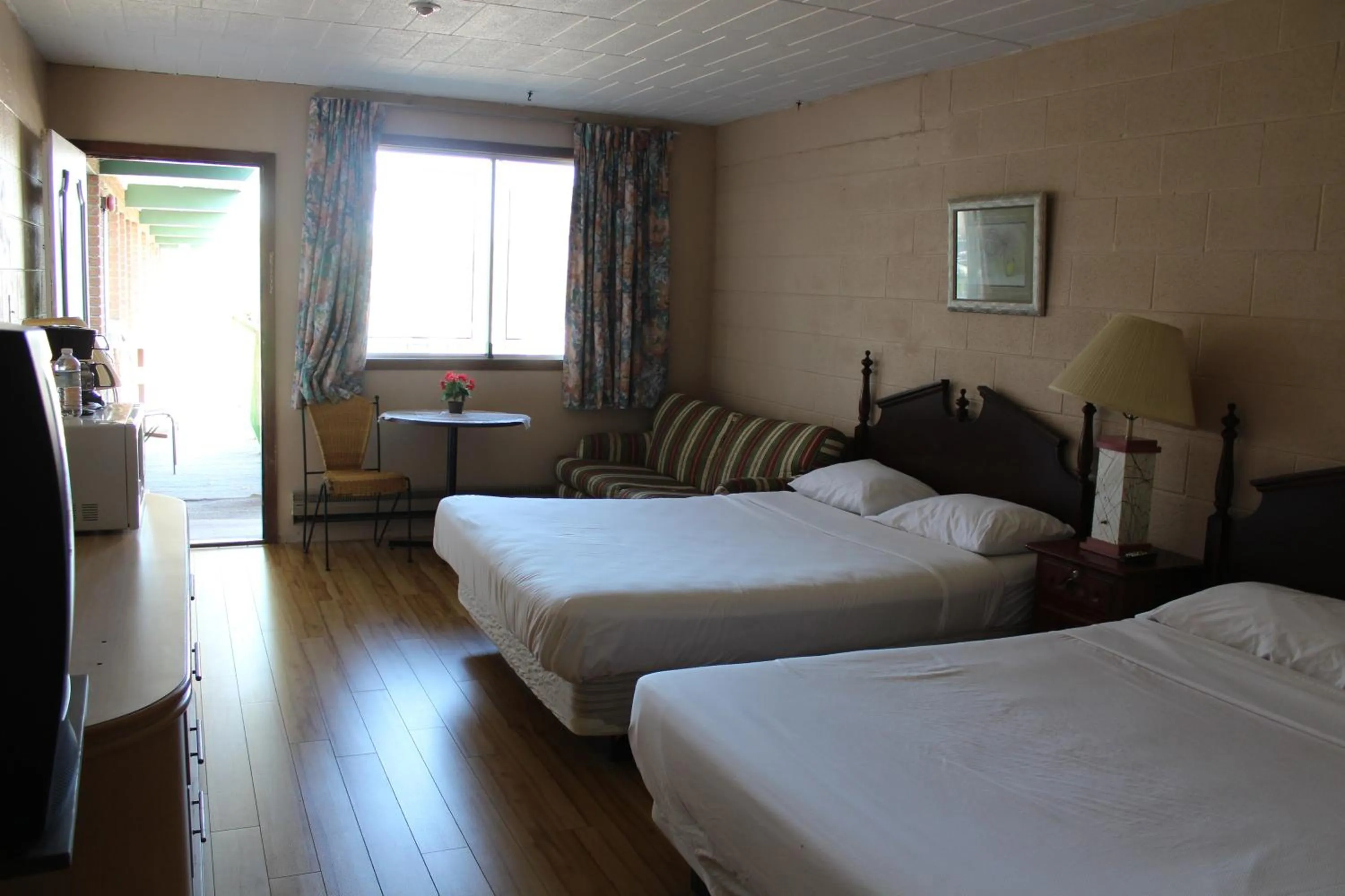 Photo of the whole room, Bed in Ritz Inn Niagara