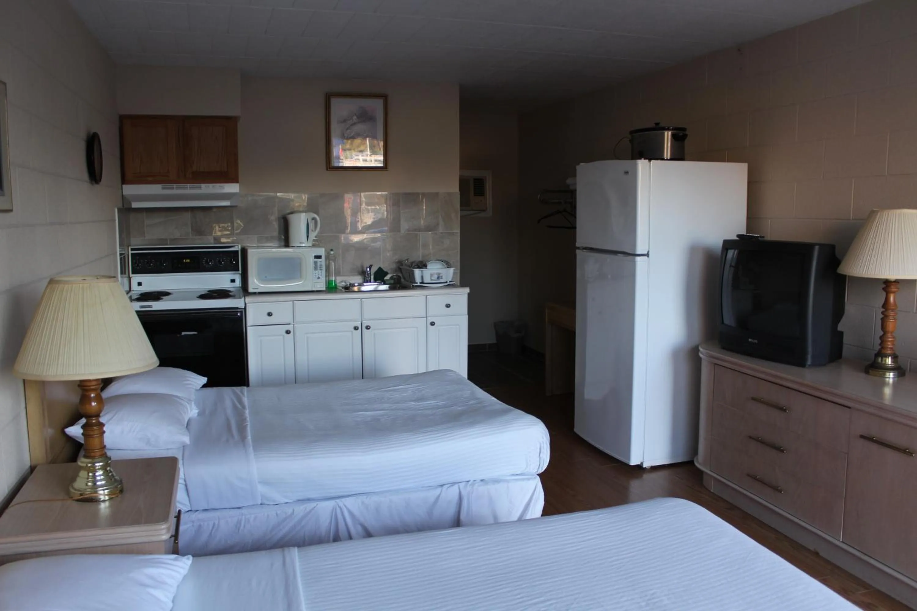 Photo of the whole room, Bed in Ritz Inn Niagara