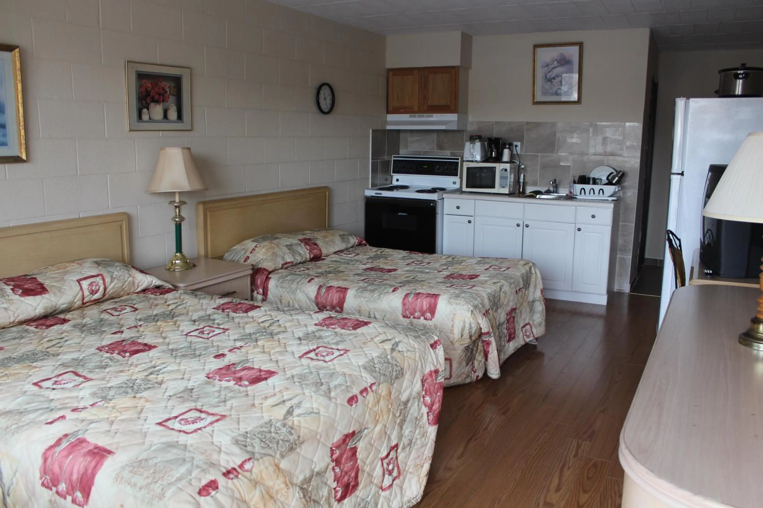 Bedroom, Bed in Ritz Inn Niagara