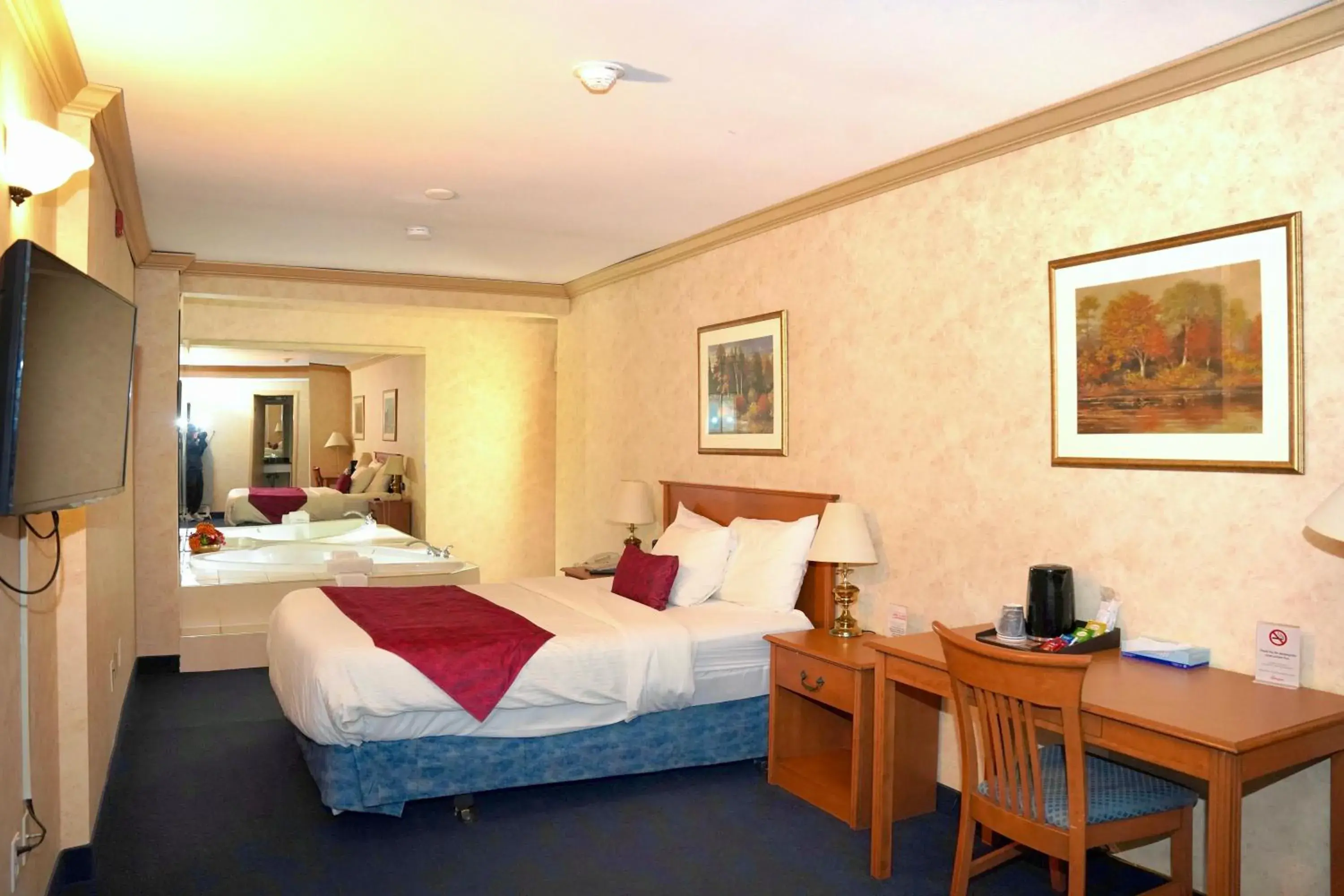 Queen Room with Spa Bath in The Glengate Hotel & Suites Queen Room with Spa Bath in The Glengate Hotel & Suites