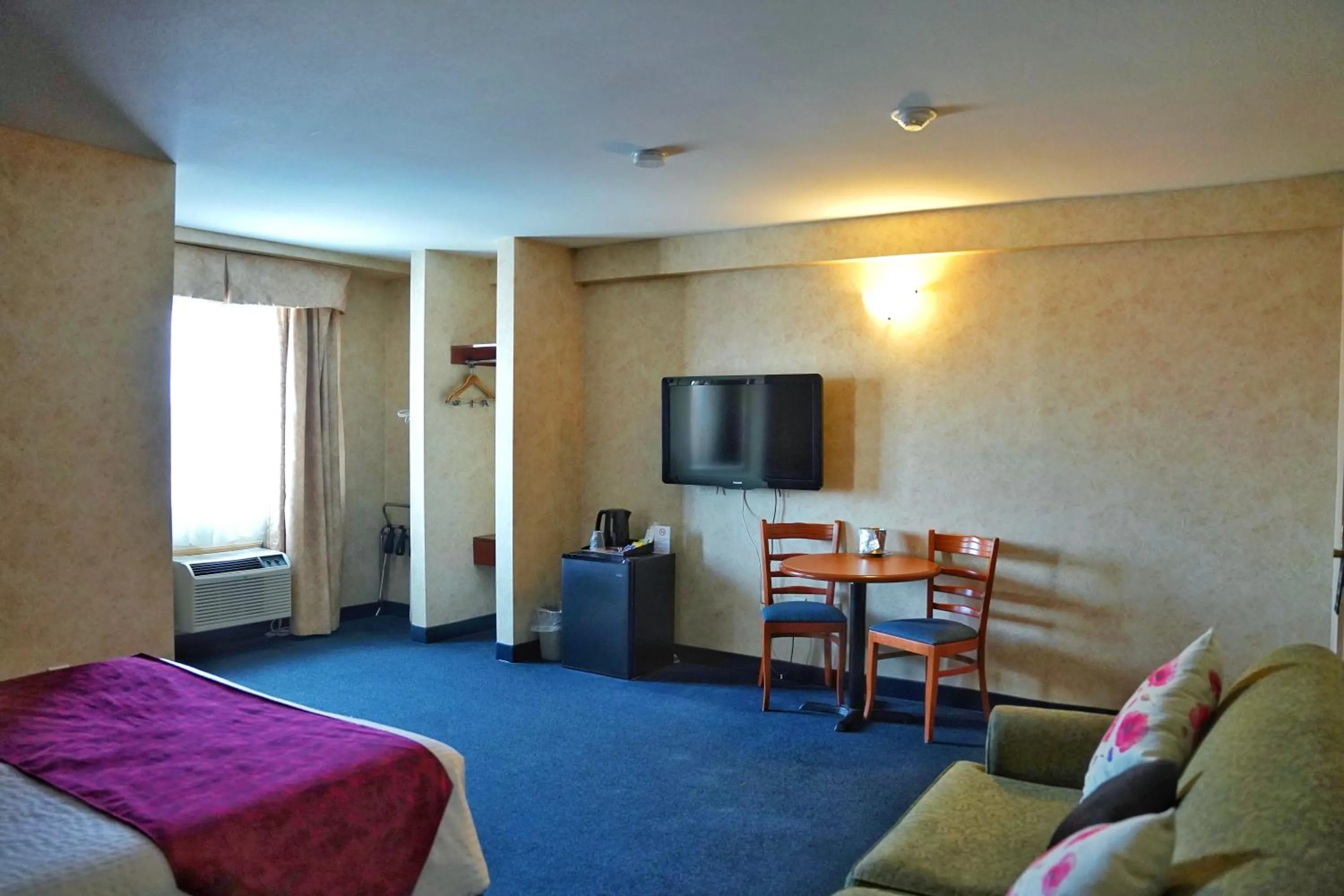 Bed in The Glengate Hotel & Suites