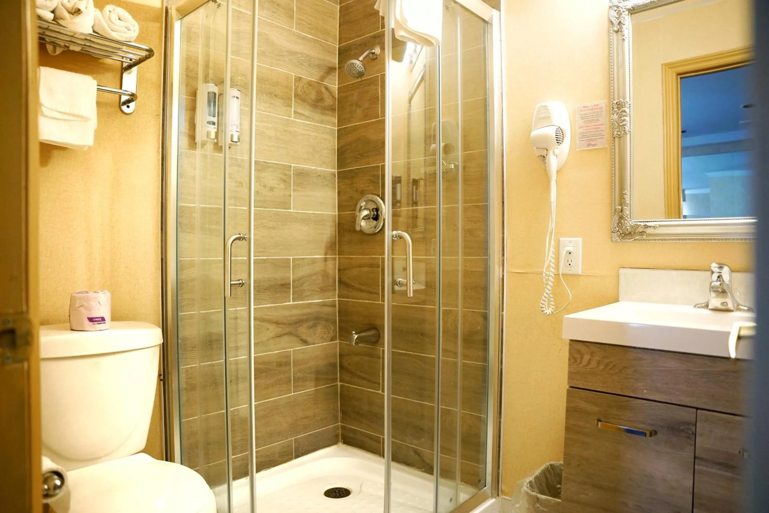 Shower in The Glengate Hotel & Suites