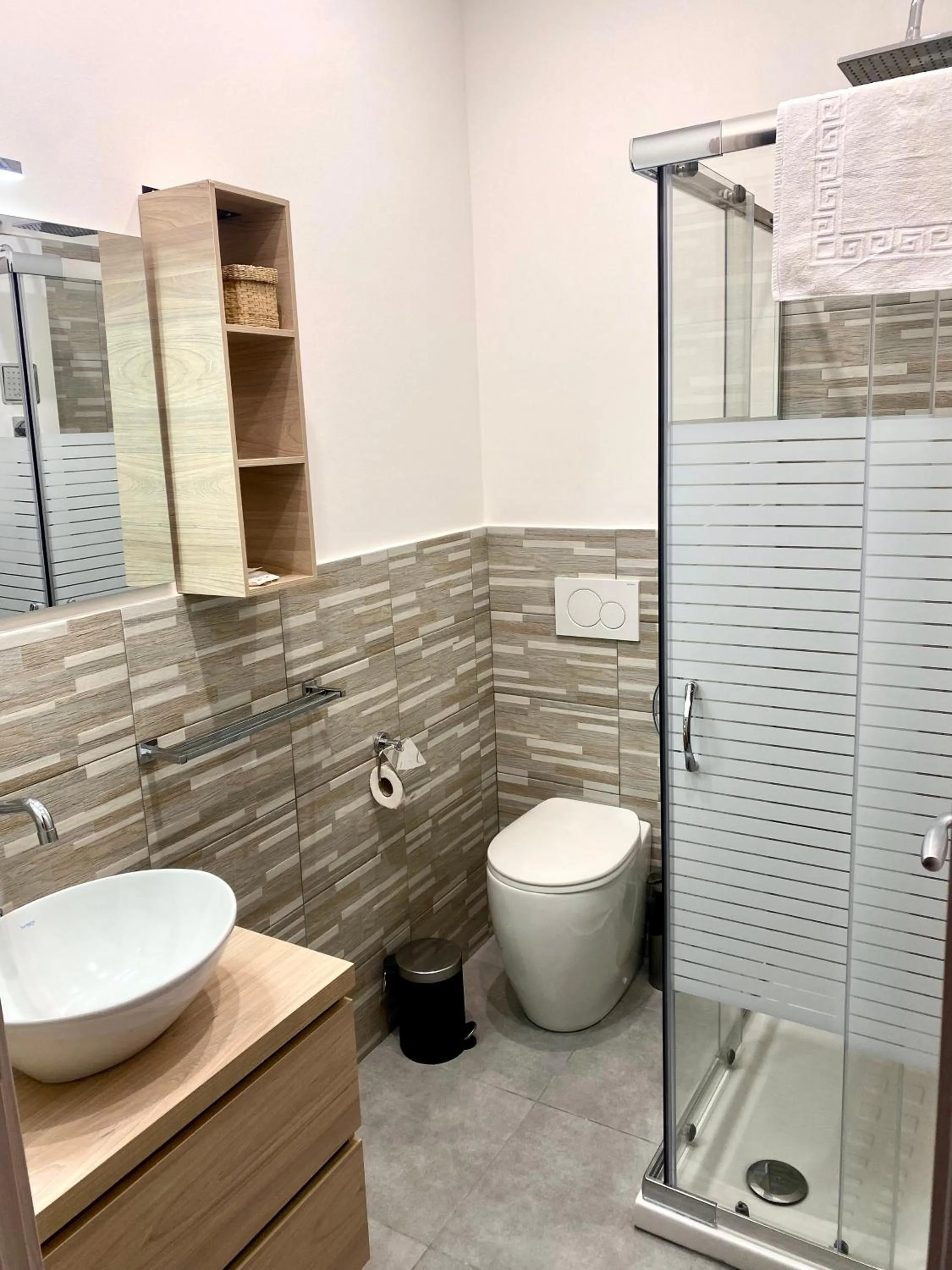 Shower in B&B I miti dell Etna Catania Centro vicino il Duomo