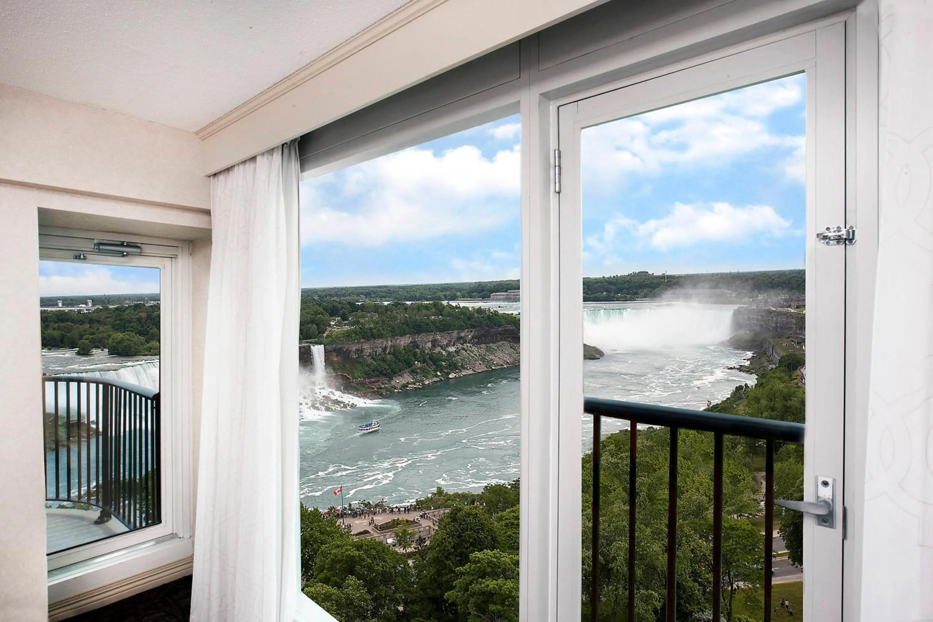 Photo of the whole room in Sheraton Fallsview Hotel