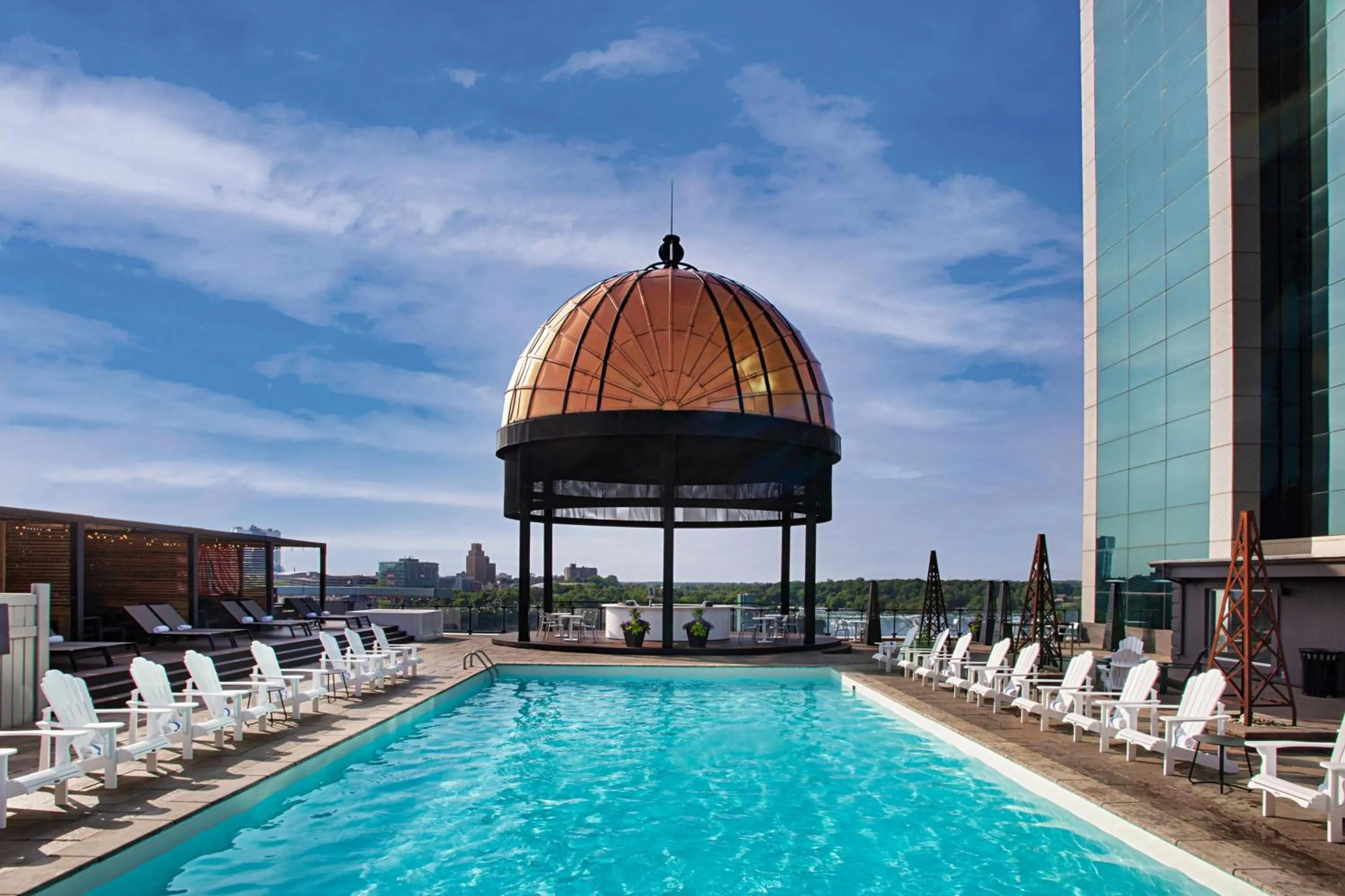Swimming pool in Sheraton Fallsview Hotel