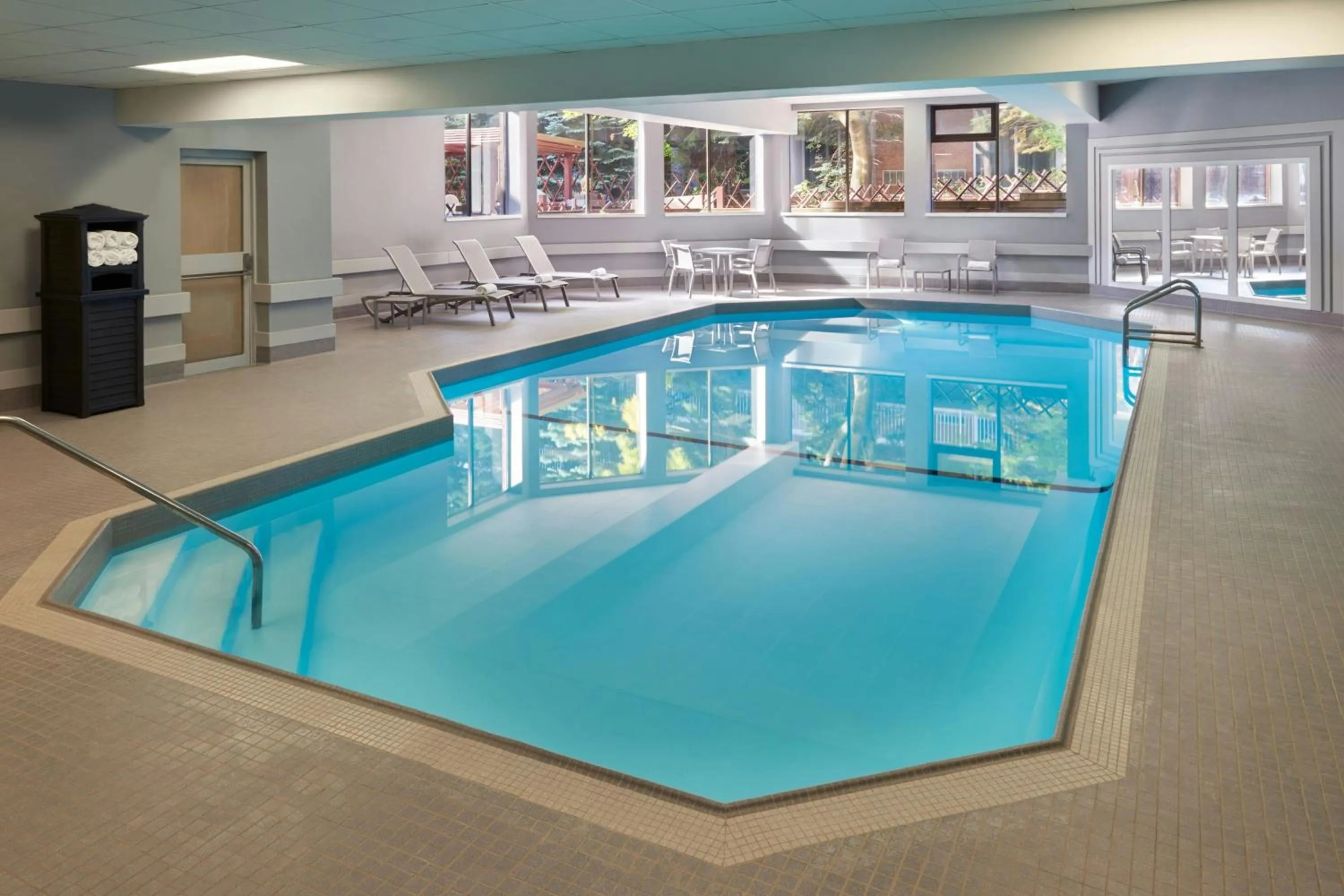 Swimming pool in Sheraton Parkway Toronto North Hotel & Suites